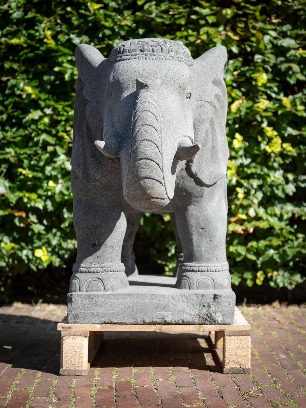 Le grand éléphant en lavastone d'Indonésie est un objet remarquable et artistiquement significatif provenant de ce pays. Réalisée en lavastone, cette sculpture d'éléphant mesure 80 cm de haut, 47 cm de large et 119 cm de profondeur. Nouvellement
