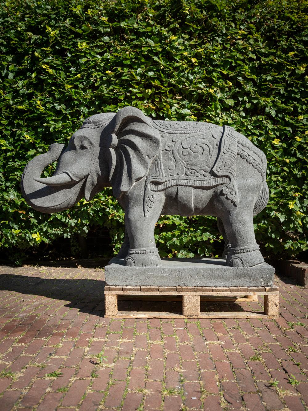 Indonésien Nouvellement fabriqué grand éléphant en pierre de lave d'Indonésie - OriginalBuddhas en vente