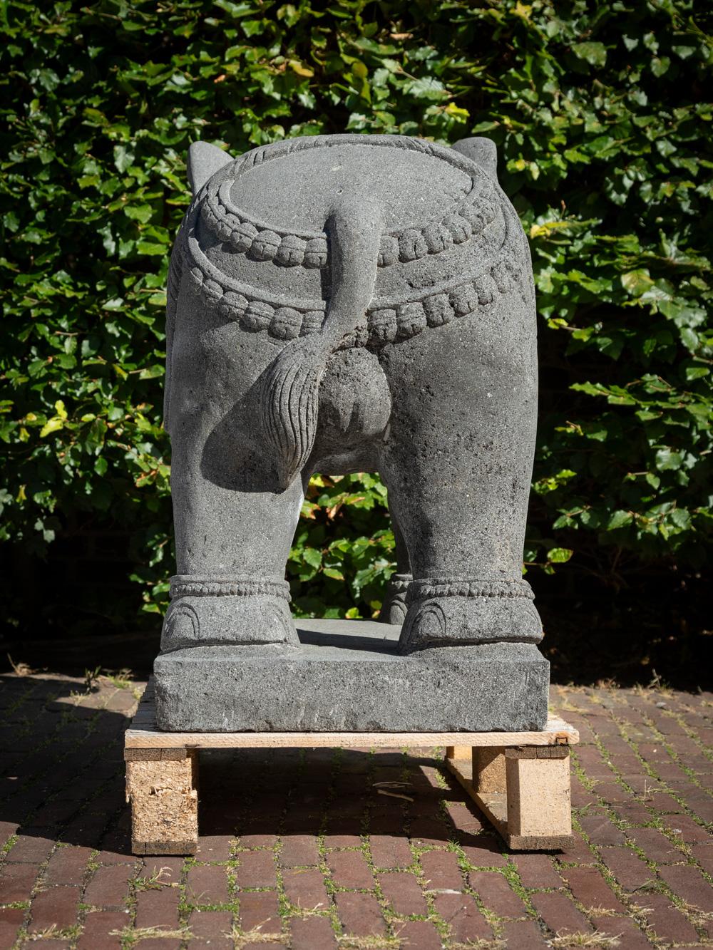 Nouvellement fabriqué grand éléphant en pierre de lave d'Indonésie - OriginalBuddhas Neuf - En vente à DEVENTER, NL