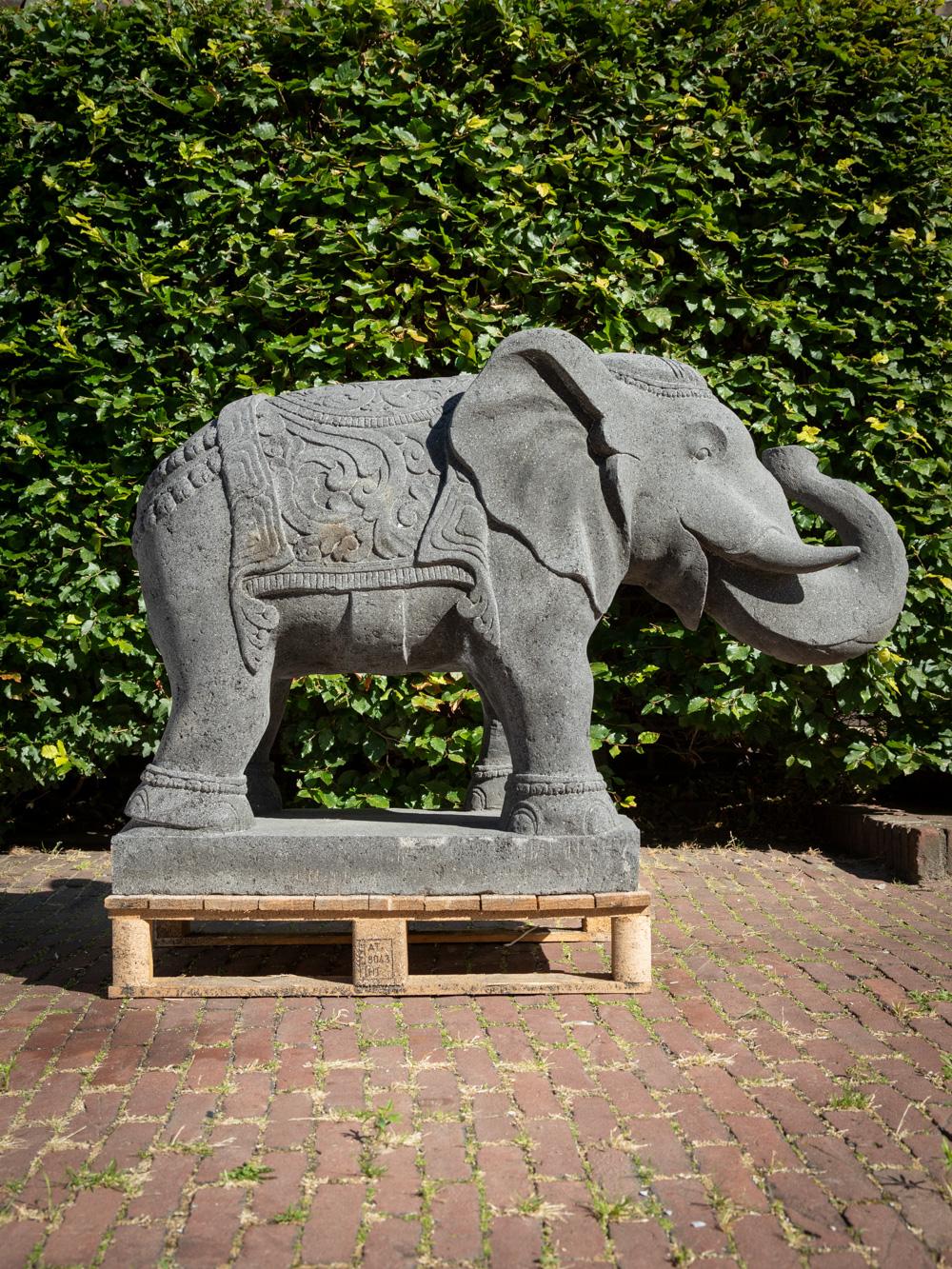 XXIe siècle et contemporain Nouvellement fabriqué grand éléphant en pierre de lave d'Indonésie - OriginalBuddhas en vente