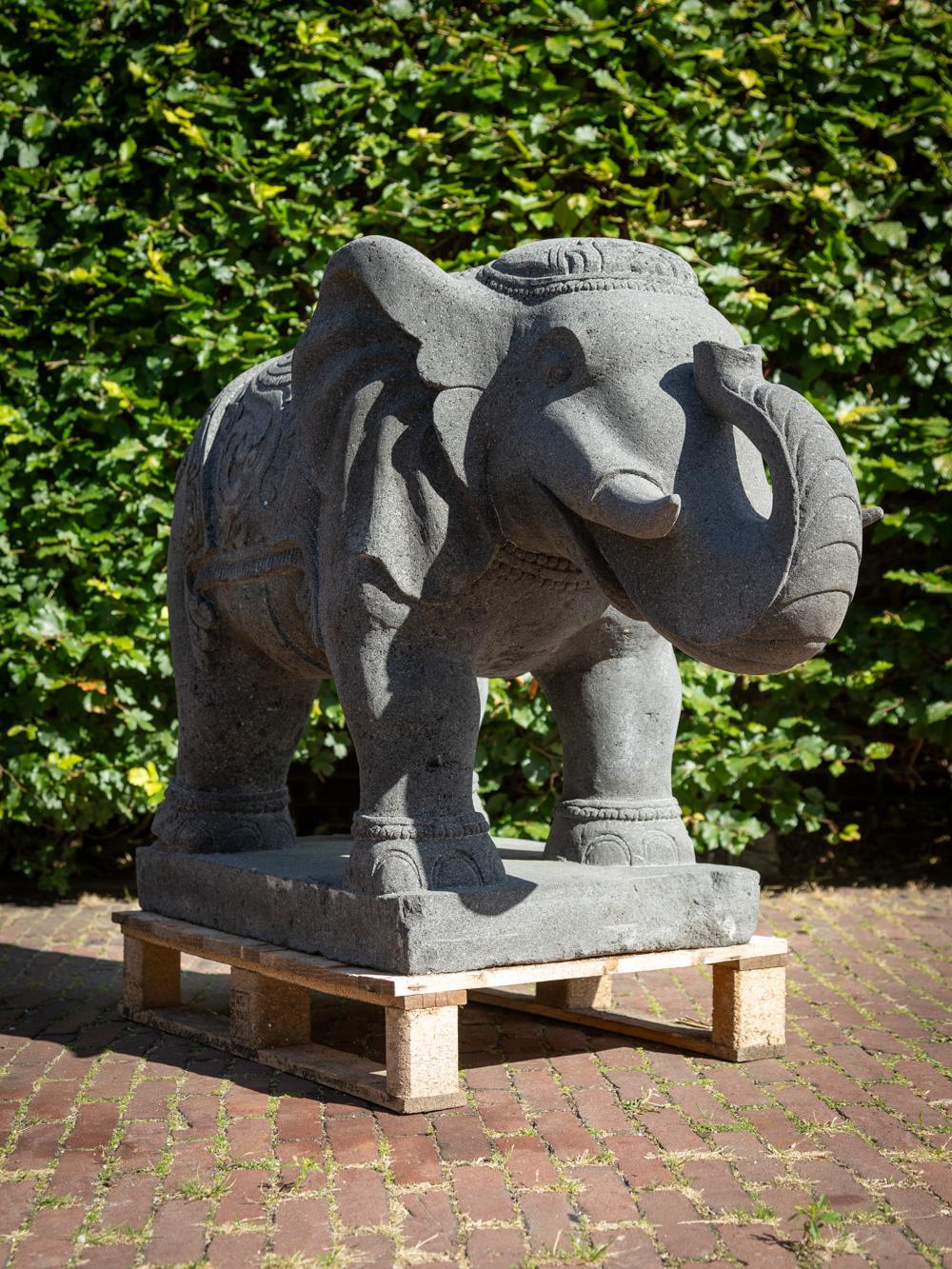 Lave Nouvellement fabriqué grand éléphant en pierre de lave d'Indonésie - OriginalBuddhas en vente