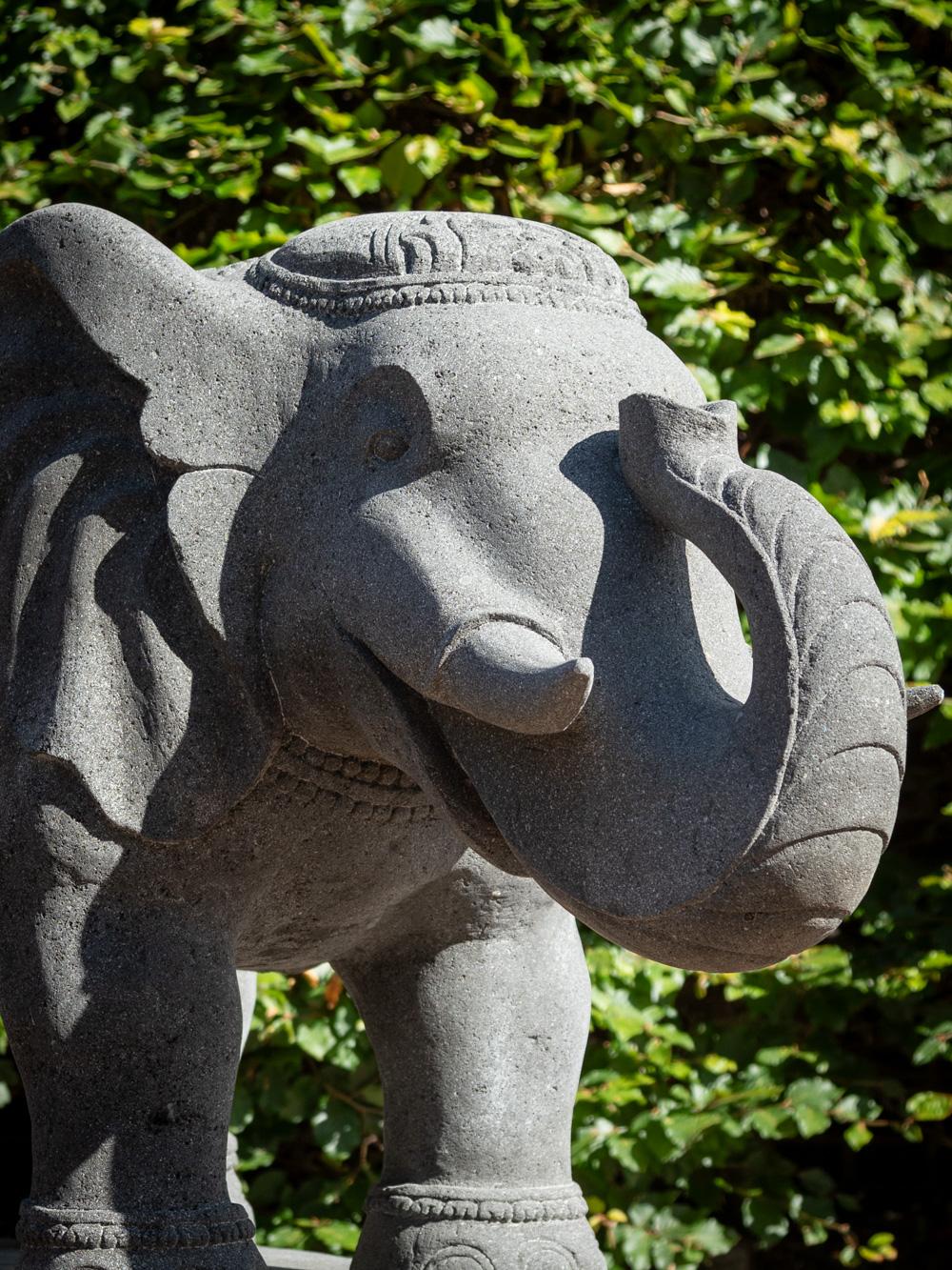 Nouvellement fabriqué grand éléphant en pierre de lave d'Indonésie - OriginalBuddhas en vente 1