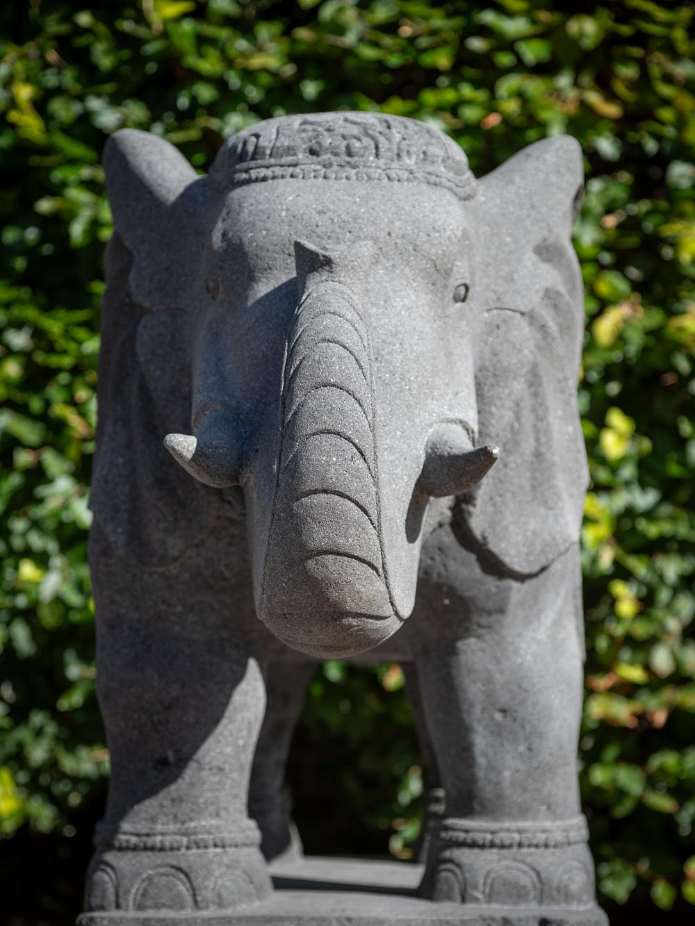 Nouvellement fabriqué grand éléphant en pierre de lave d'Indonésie - OriginalBuddhas en vente 2