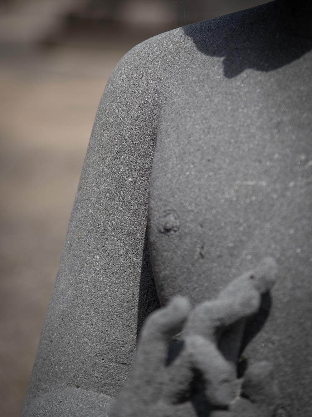 statue de Bouddha en pierre de lave nouvellement fabriquée en Dharmachakra mudra  en vente 4