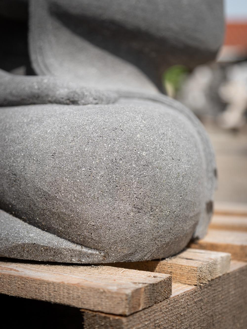 statue de Bouddha en pierre de lave nouvellement fabriquée en Dharmachakra mudra  en vente 7