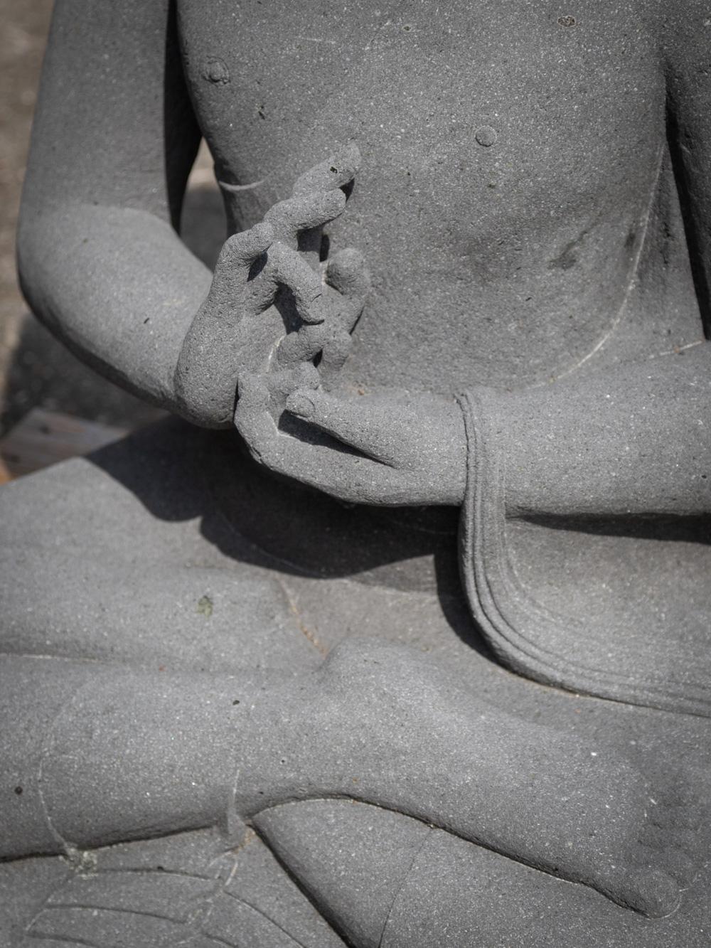 statue de Bouddha en pierre de lave nouvellement fabriquée en Dharmachakra mudra  en vente 8