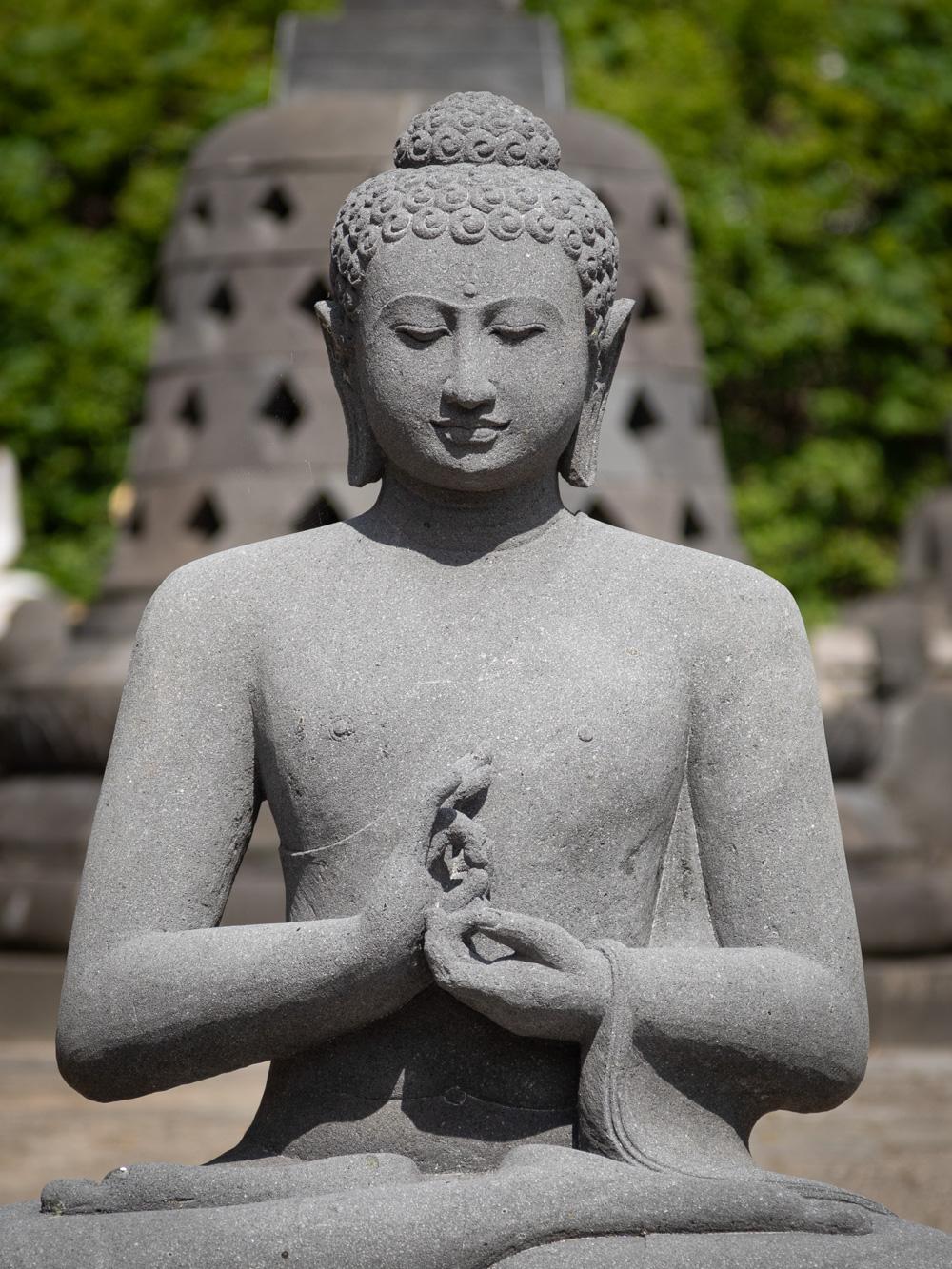 La statue de Bouddha en lavastone nouvellement fabriquée est une incarnation captivante de l'art spirituel, habilement sculptée dans le matériau durable qu'est la lavastone. D'une hauteur impressionnante de 92 cm, avec des dimensions de 77 cm en