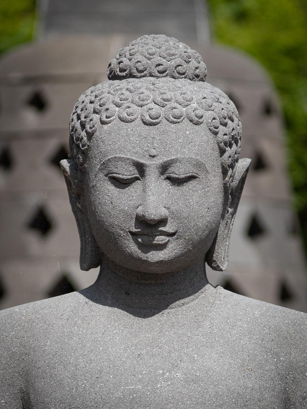 Neu hergestellte Buddha-Statue aus Lavastein in Dharmachakra-Mudra aus Dharmachakra  (Indonesisch) im Angebot