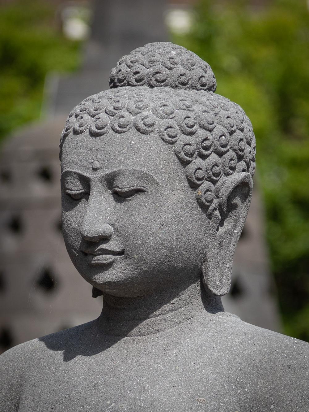 XXIe siècle et contemporain statue de Bouddha en pierre de lave nouvellement fabriquée en Dharmachakra mudra  en vente