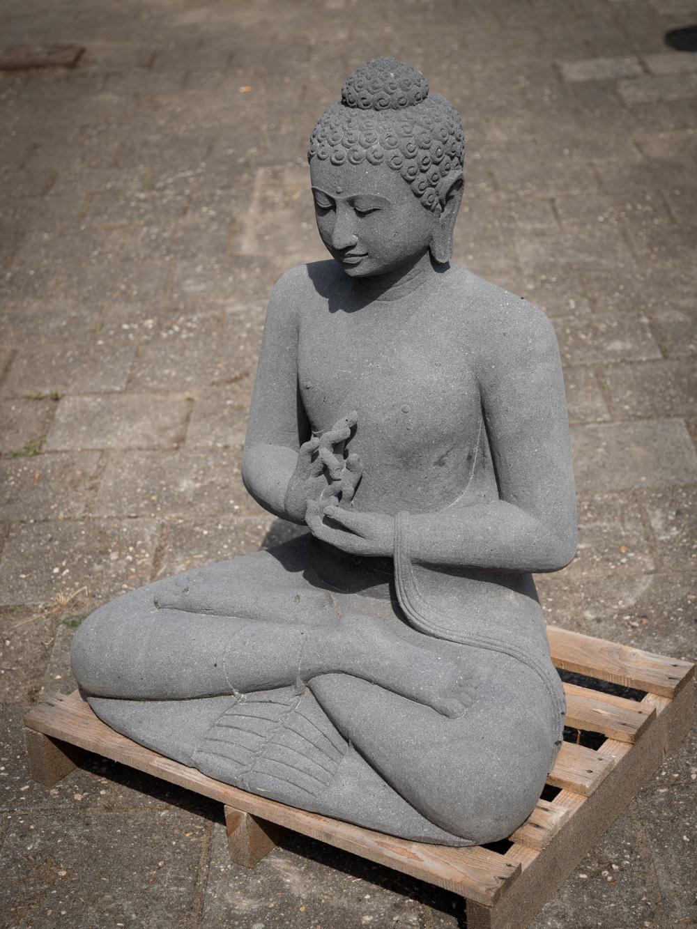 Lave statue de Bouddha en pierre de lave nouvellement fabriquée en Dharmachakra mudra  en vente