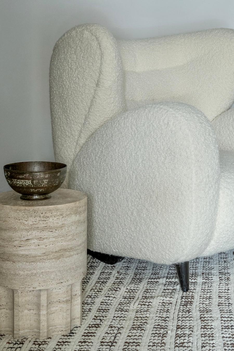 Sillón Minotaure de Pierre Augustin Rose en tela de Pierre Frey. 
Dimensiones: L 35,4″ x A 41,3