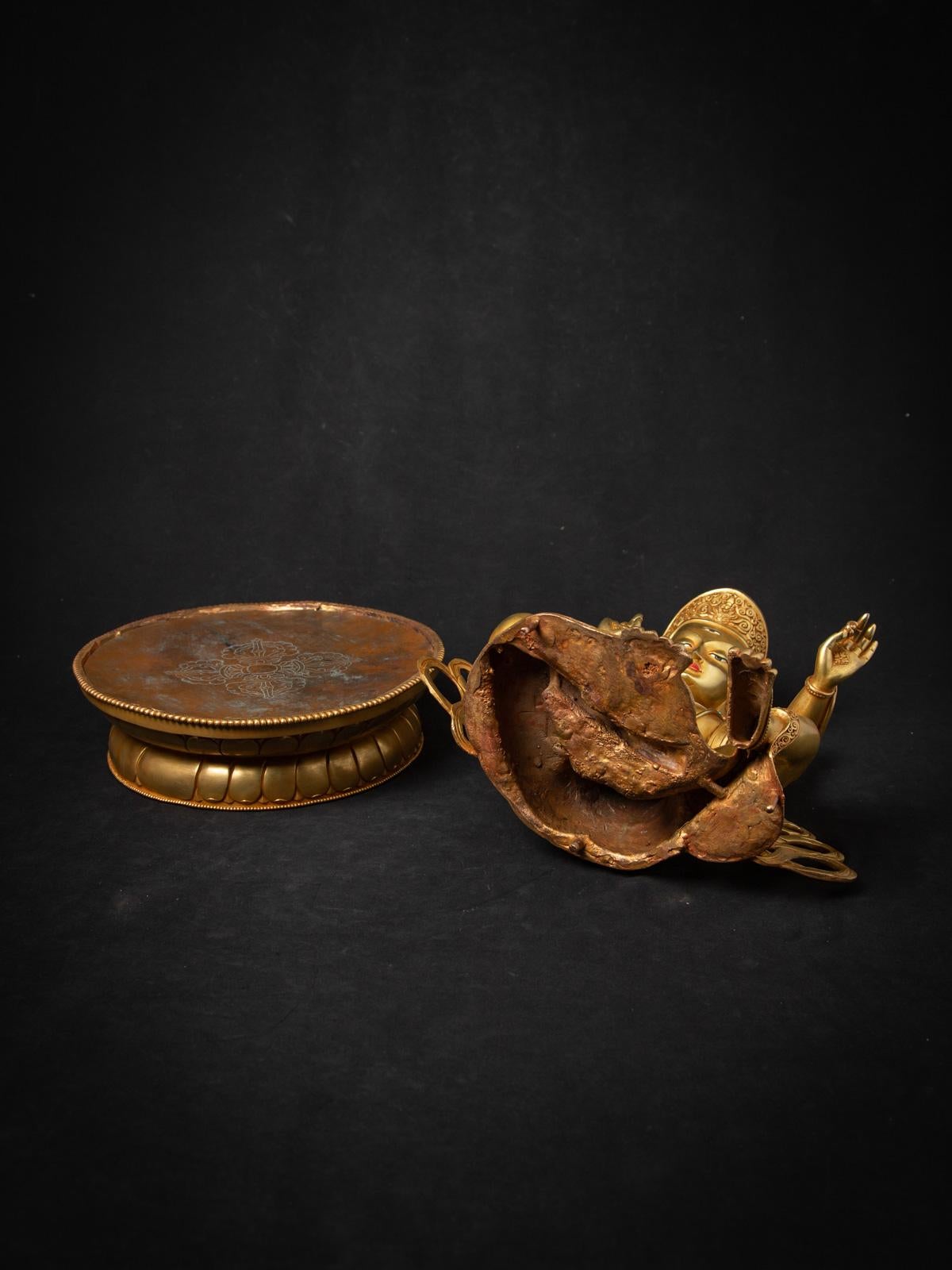 Cette statue d'Indra en bronze népalais de fabrication récente est un chef-d'œuvre d'une qualité exceptionnelle, qui témoigne de l'art intemporel de l'artisanat népalais. Dorée au feu de manière experte avec de l'or 24 carats, cette étonnante