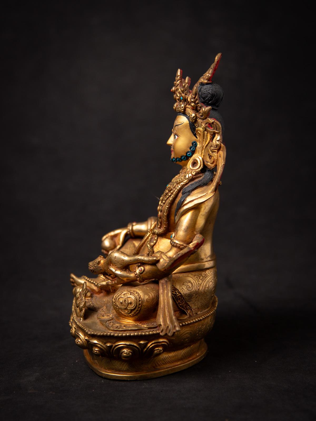 Diese neu angefertigte nepalesische Bronzestatue von Kuber (Jambhala) ist eine fein gearbeitete Darstellung des Gottes des Reichtums und des Wohlstandes. Die 22,2 cm hohe, 18,3 cm breite und 11,3 cm tiefe Statue ist aus hochwertiger Bronze gefertigt