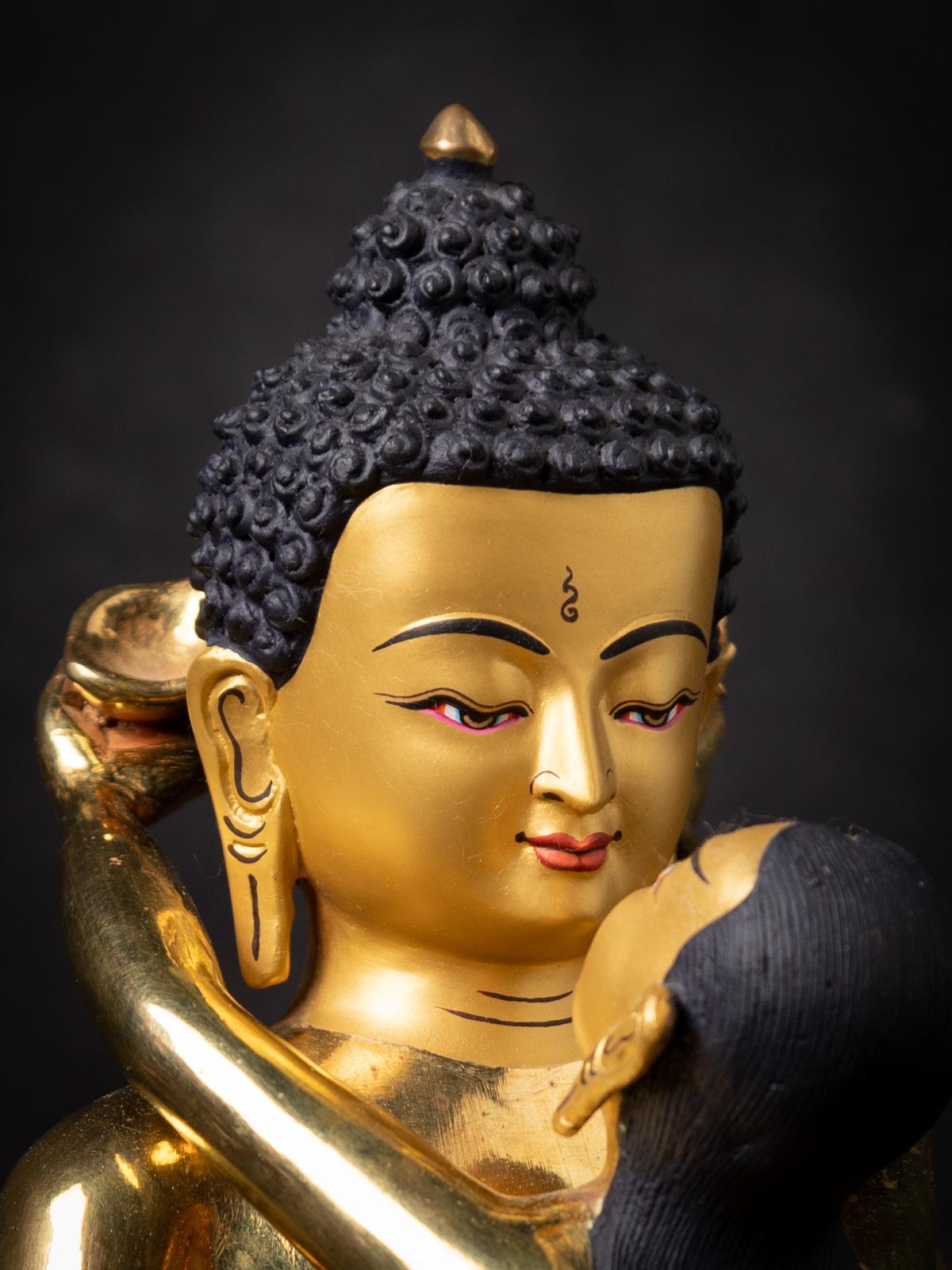 Die alte bronzene Samantabhadra-Statue aus Nepal ist ein fesselndes und spirituell bedeutsames Artefakt. Die aus Bronze gefertigte und mit einer Feuervergoldung aus 24-karätigem Gold versehene Statue ist 29 cm hoch und misst 19,5 cm in der Breite