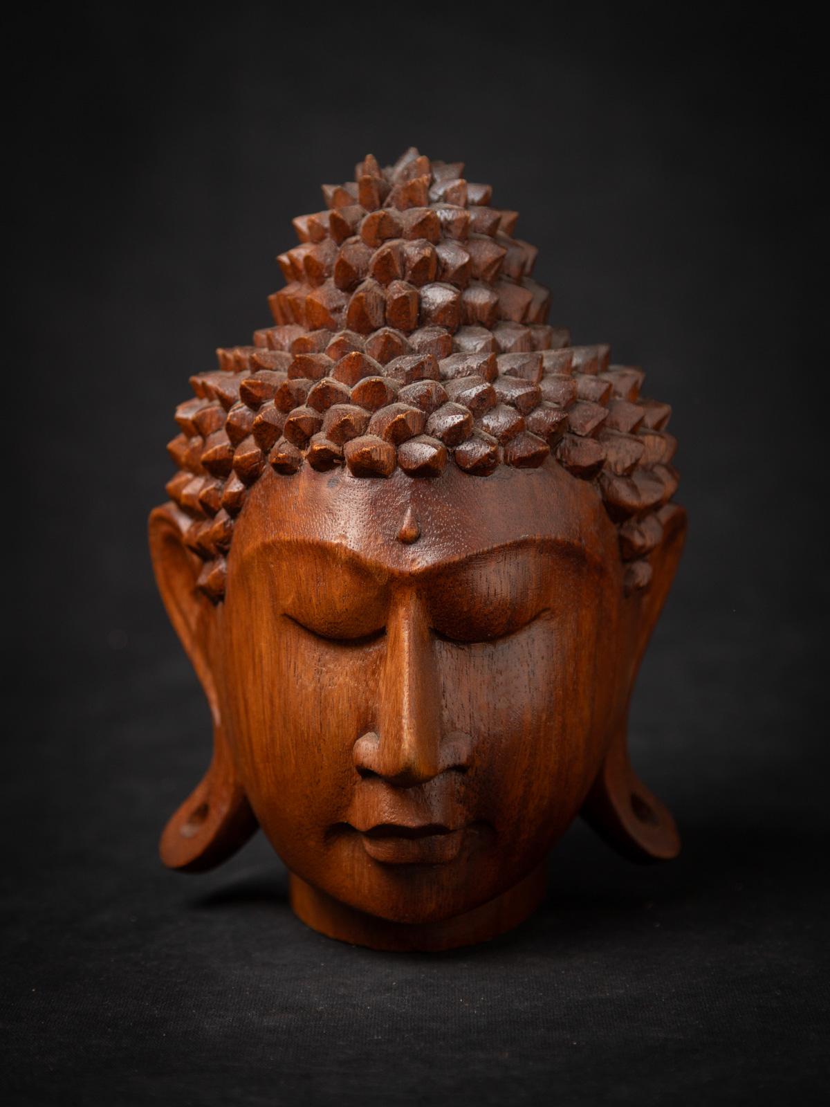 Cette nouvelle tête de bouddha en bois de teck est une magnifique sculpture sculptée à la main en Indonésie, réalisée à partir d'une seule pièce de bois de teck fin. Mesurant 20,3 cm de haut, 14 cm de large et 14,5 cm de profondeur, pour un poids de