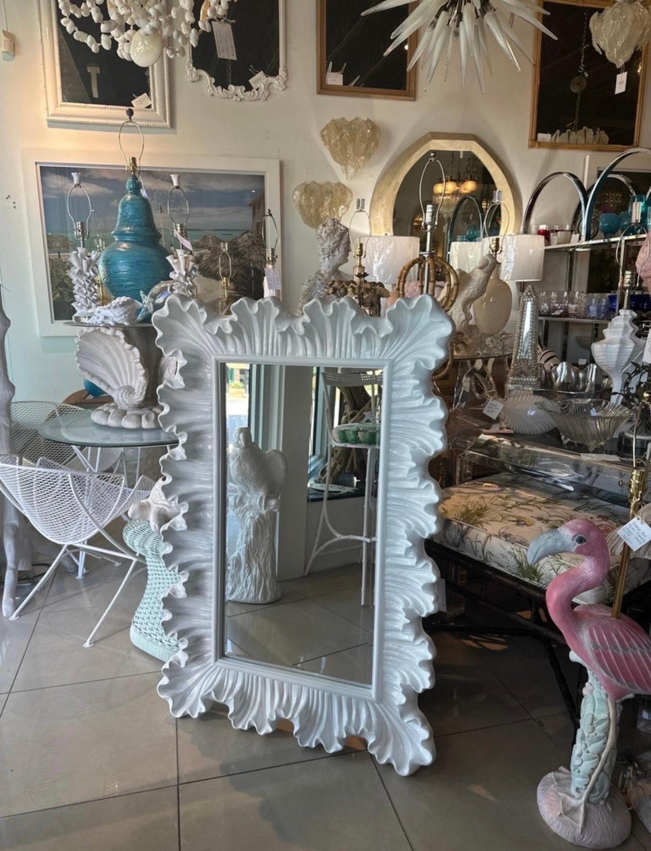 Joli miroir mural composite vintage à volants et festons. Il a été récemment laqué en blanc brillant.    Dimensions : 48,5 H x 32,5 L x 3 P : 48,5 H x 32,5 L x 3 P. 