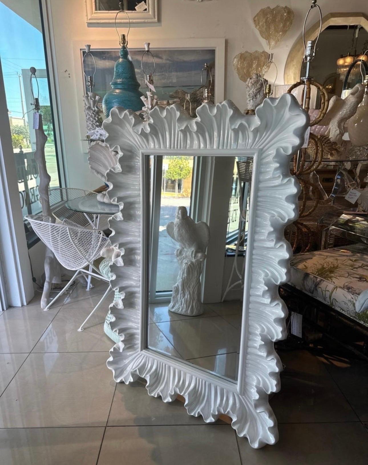 Américain Nouveau miroir mural festonné laqué blanc à volants de Palm Beach en vente