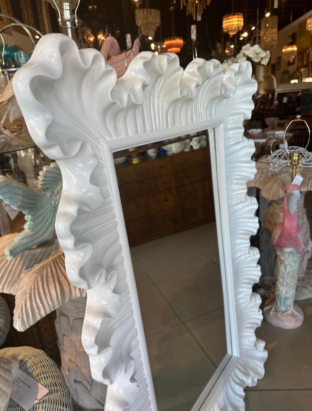 XXIe siècle et contemporain Nouveau miroir mural festonné laqué blanc à volants de Palm Beach en vente