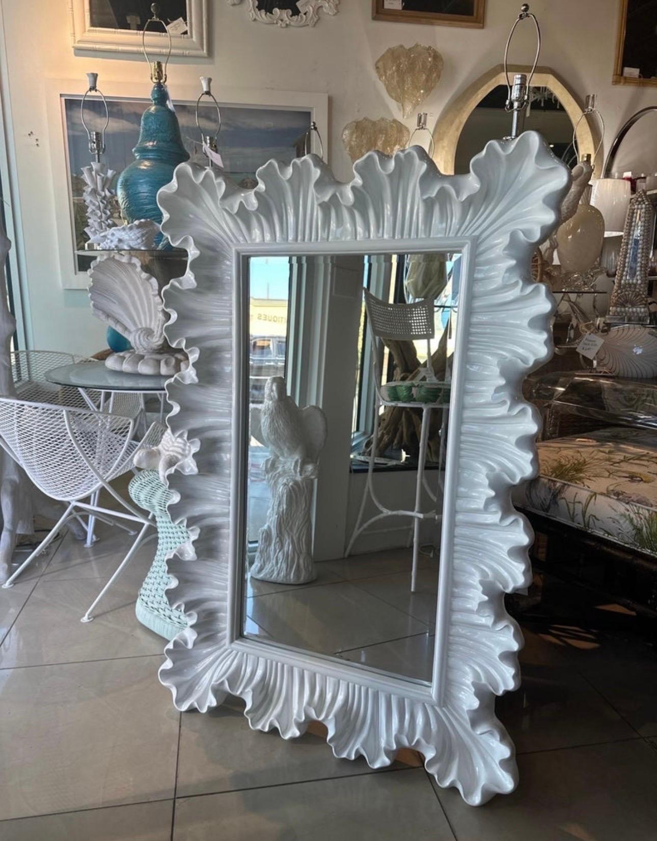 Nouveau miroir mural festonné laqué blanc à volants de Palm Beach en vente 1