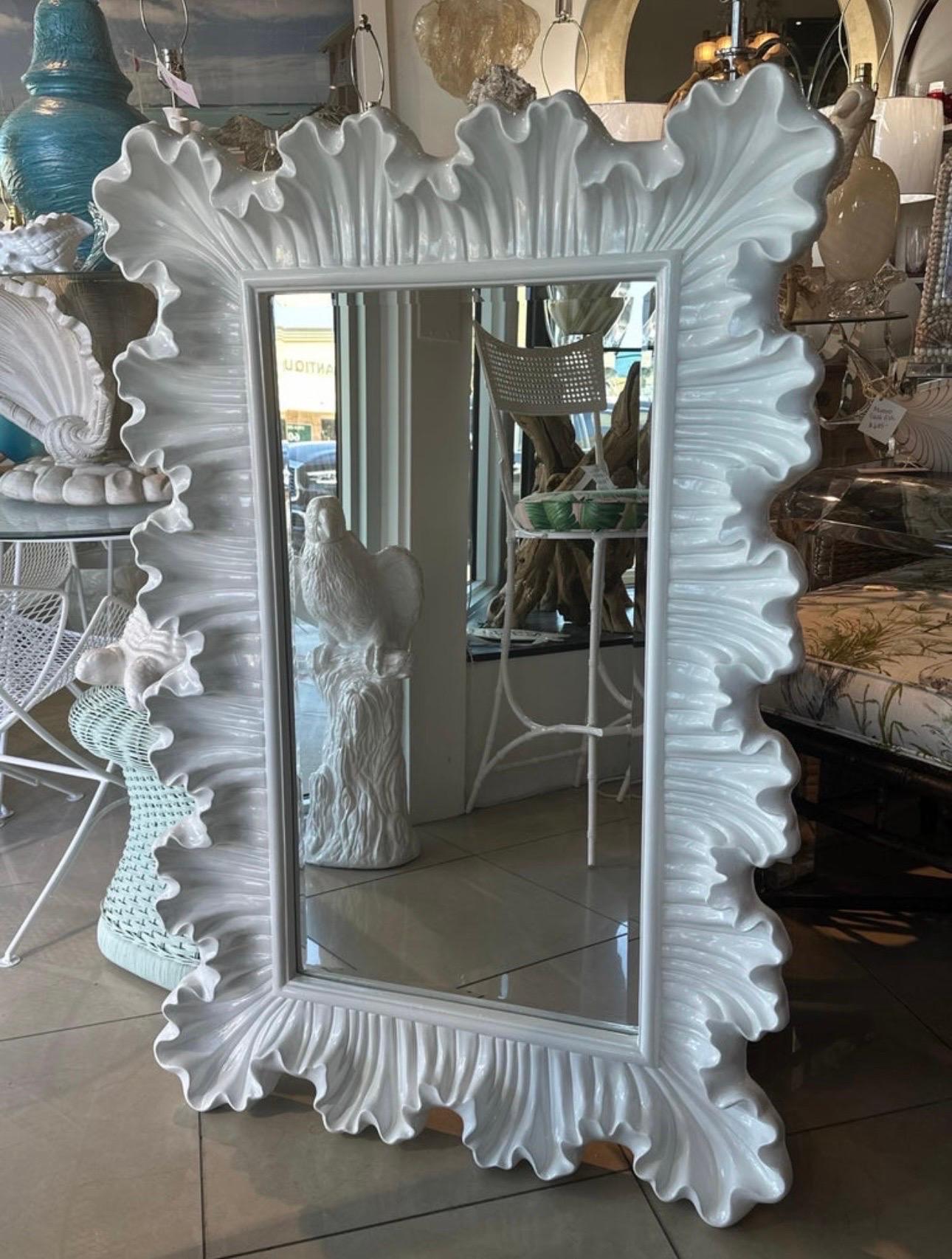 Nouveau miroir mural festonné laqué blanc à volants de Palm Beach en vente 2