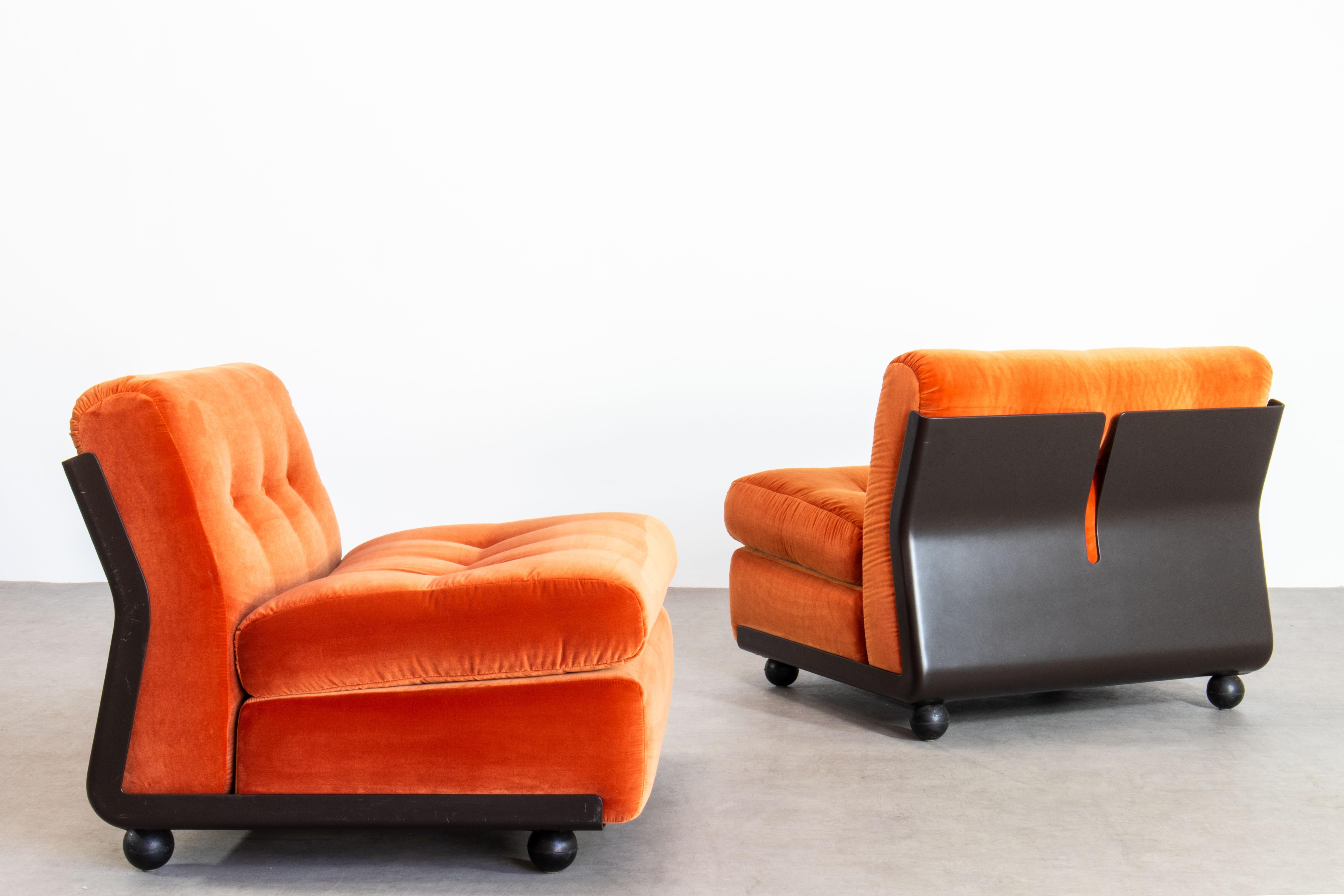 Ensemble de 2 salons iconiques vintage Mid Century Modern Amanta par Mario Bellini pour B&B Italia. Nouvellement recouvert d'un tissu spectaculaire de Pierre Frey : CHROMA
F4019017 - Pêche. Les coques en fibre de verre, très robustes et lourdes, ont