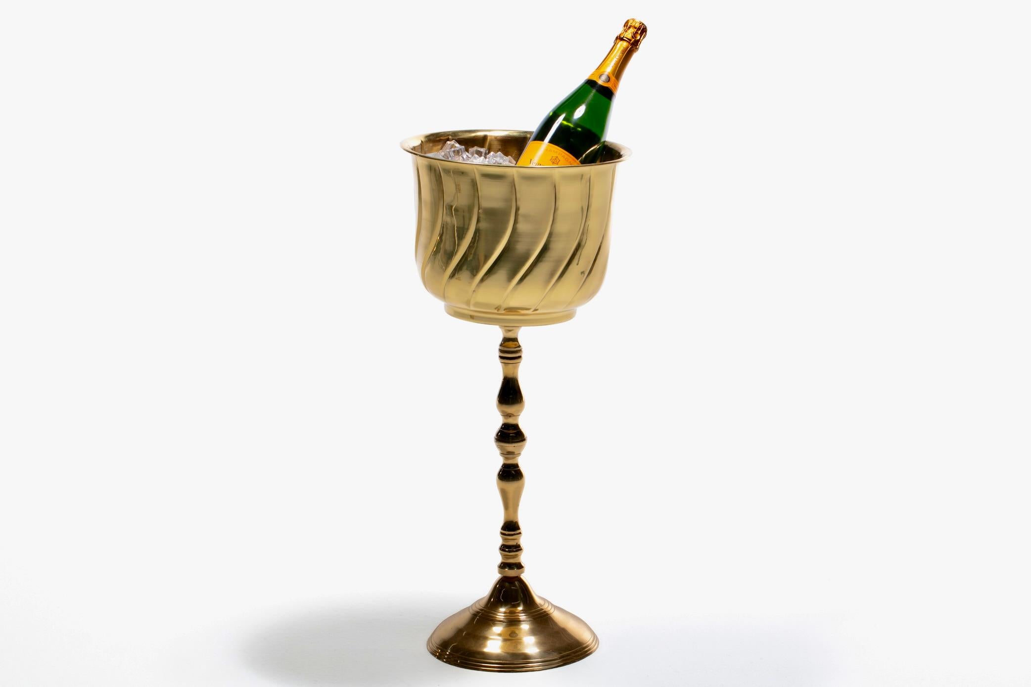 Das Tüpfelchen auf dem i in jedem gehobenen Wohn- oder Esszimmer ist ein auffälliger Champagner- oder Weinkübel, der Ihr Glas mit perfekt gekühltem Wein, Champagner oder dem Getränk Ihrer Wahl erfrischt. Die Nützlichkeit des Ständers hebt diesen