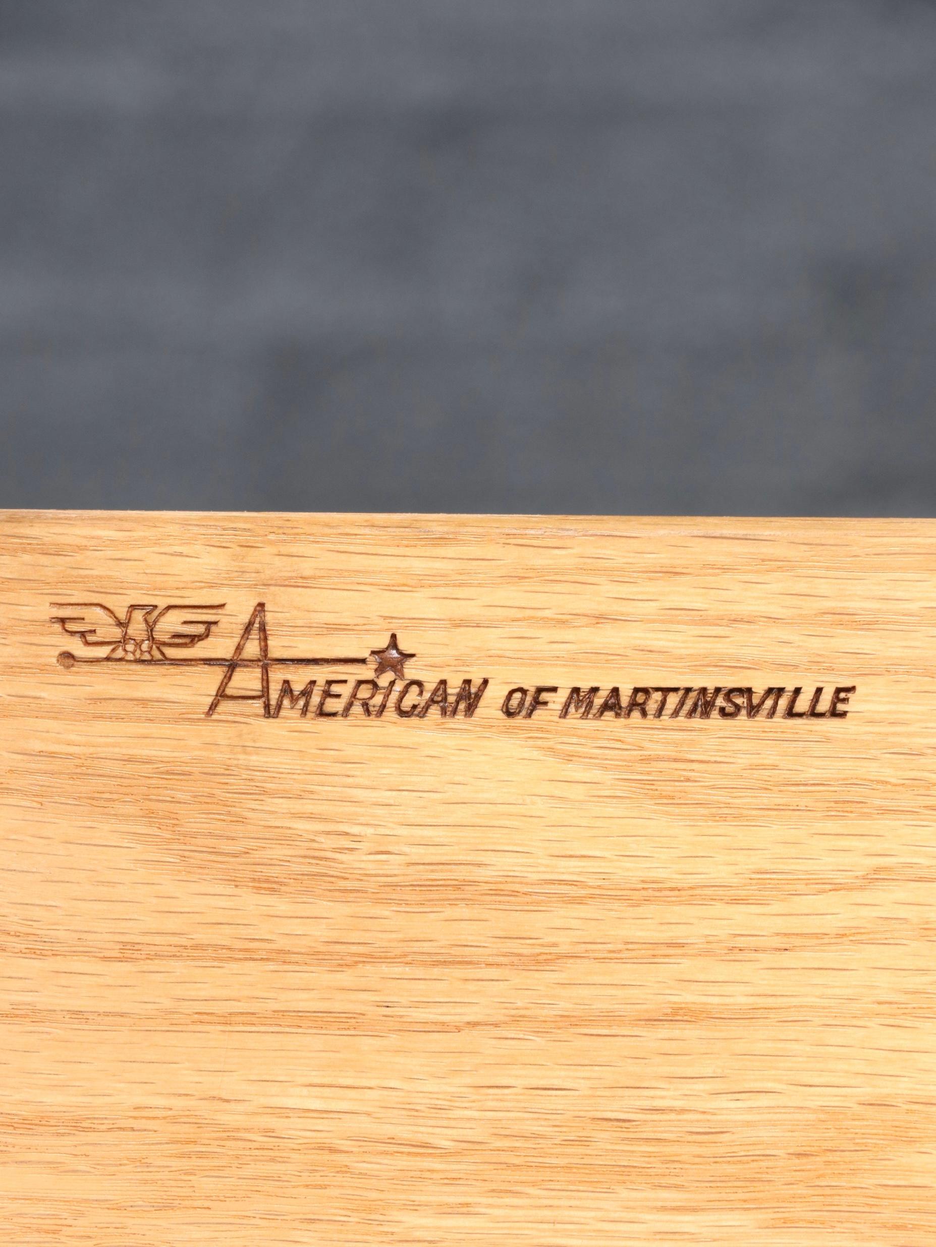Nouvellement repeint - American of Martinsville Commode 9 tiroirs en noyer en vente 3