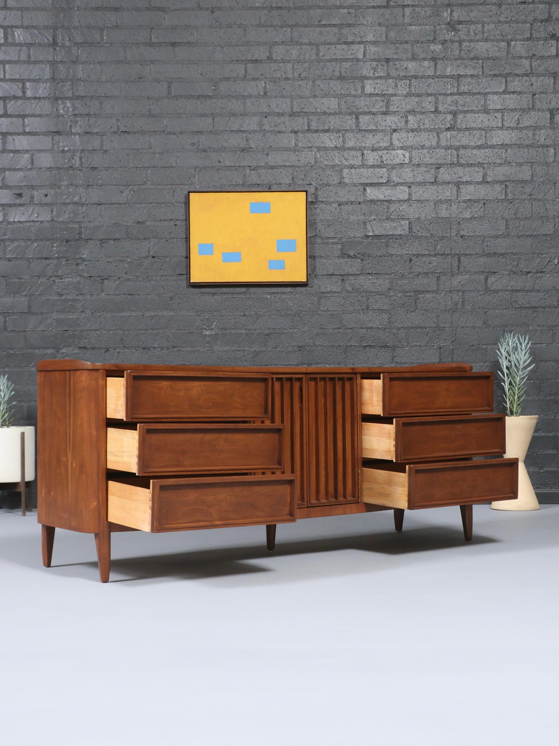 Mid-Century Modern Nouvellement repeint - American of Martinsville Commode 9 tiroirs en noyer en vente