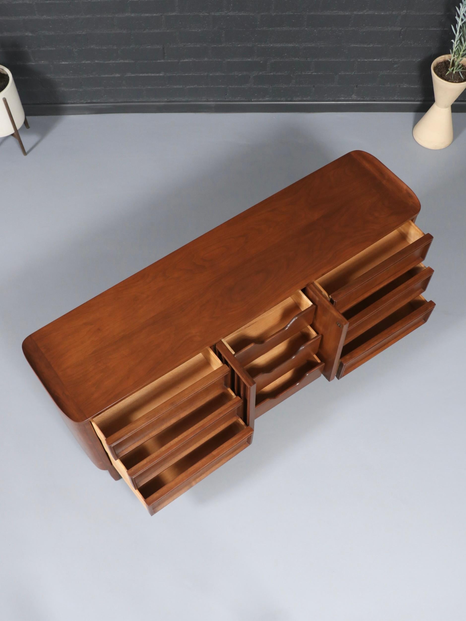 Nouvellement repeint - American of Martinsville Commode 9 tiroirs en noyer Excellent état - En vente à Los Angeles, CA