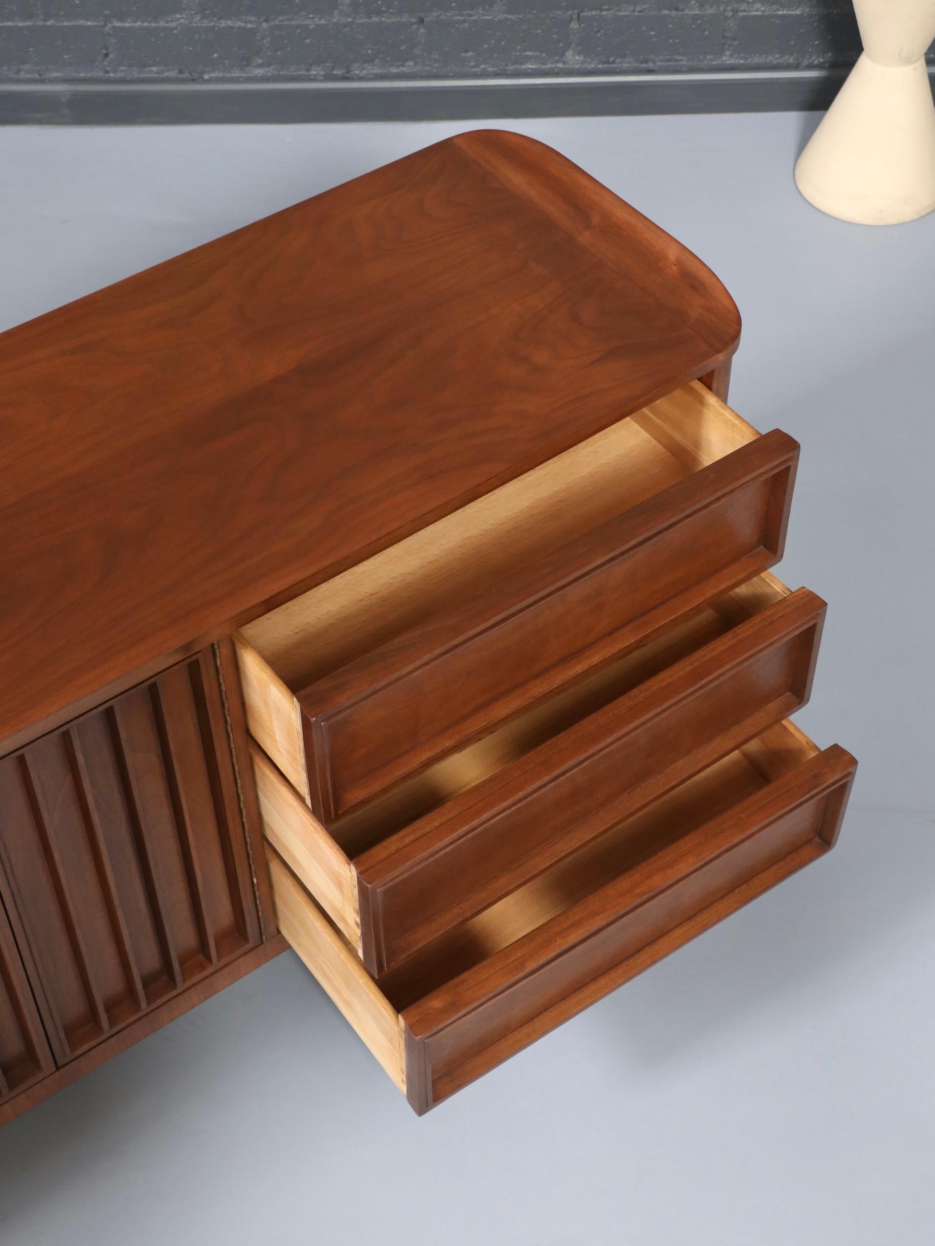 Milieu du XXe siècle Nouvellement repeint - American of Martinsville Commode 9 tiroirs en noyer en vente