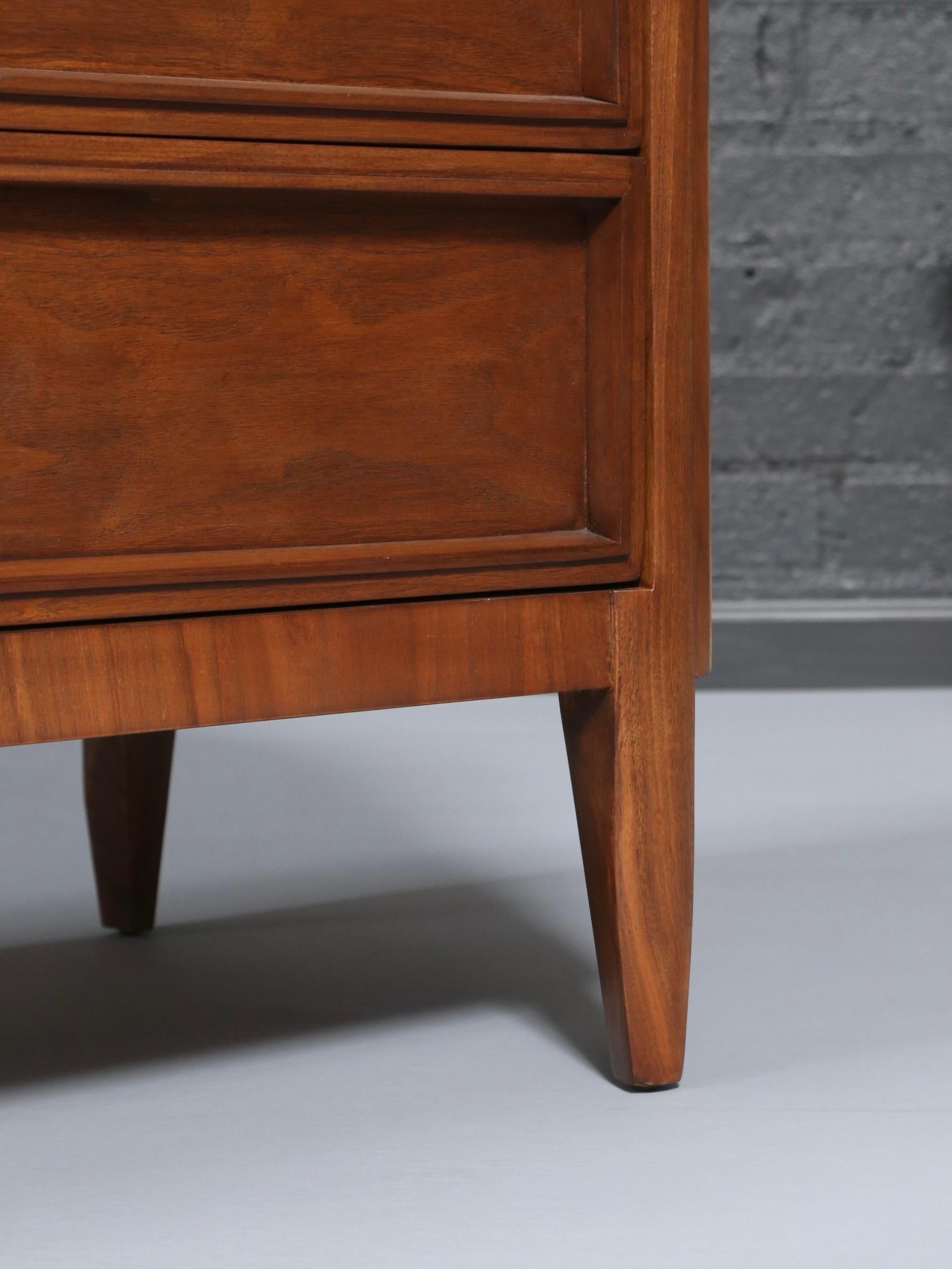 Nouvellement repeint - American of Martinsville Commode 9 tiroirs en noyer en vente 1