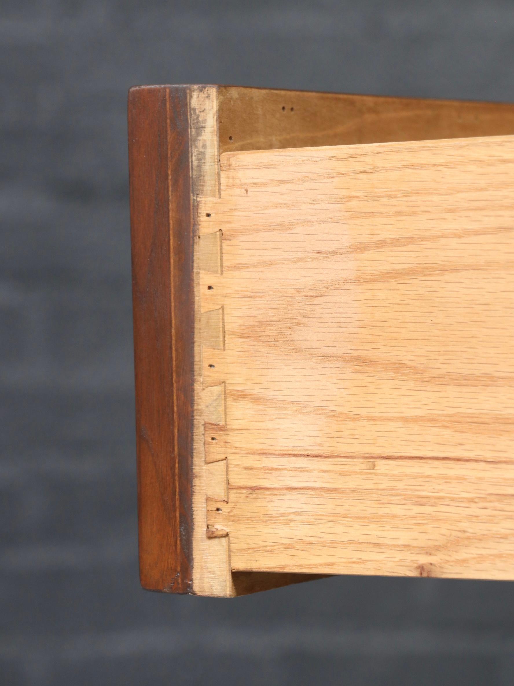 Nouvellement repeint - American of Martinsville Commode 9 tiroirs en noyer en vente 2