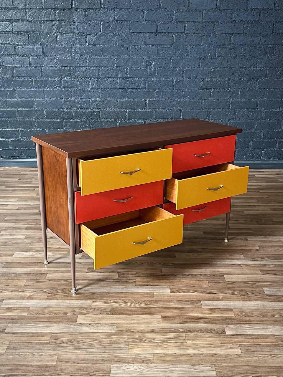 Mid-Century moderno Appena rifinito - Comò Californiano Moderno laccato multicolore in vendita