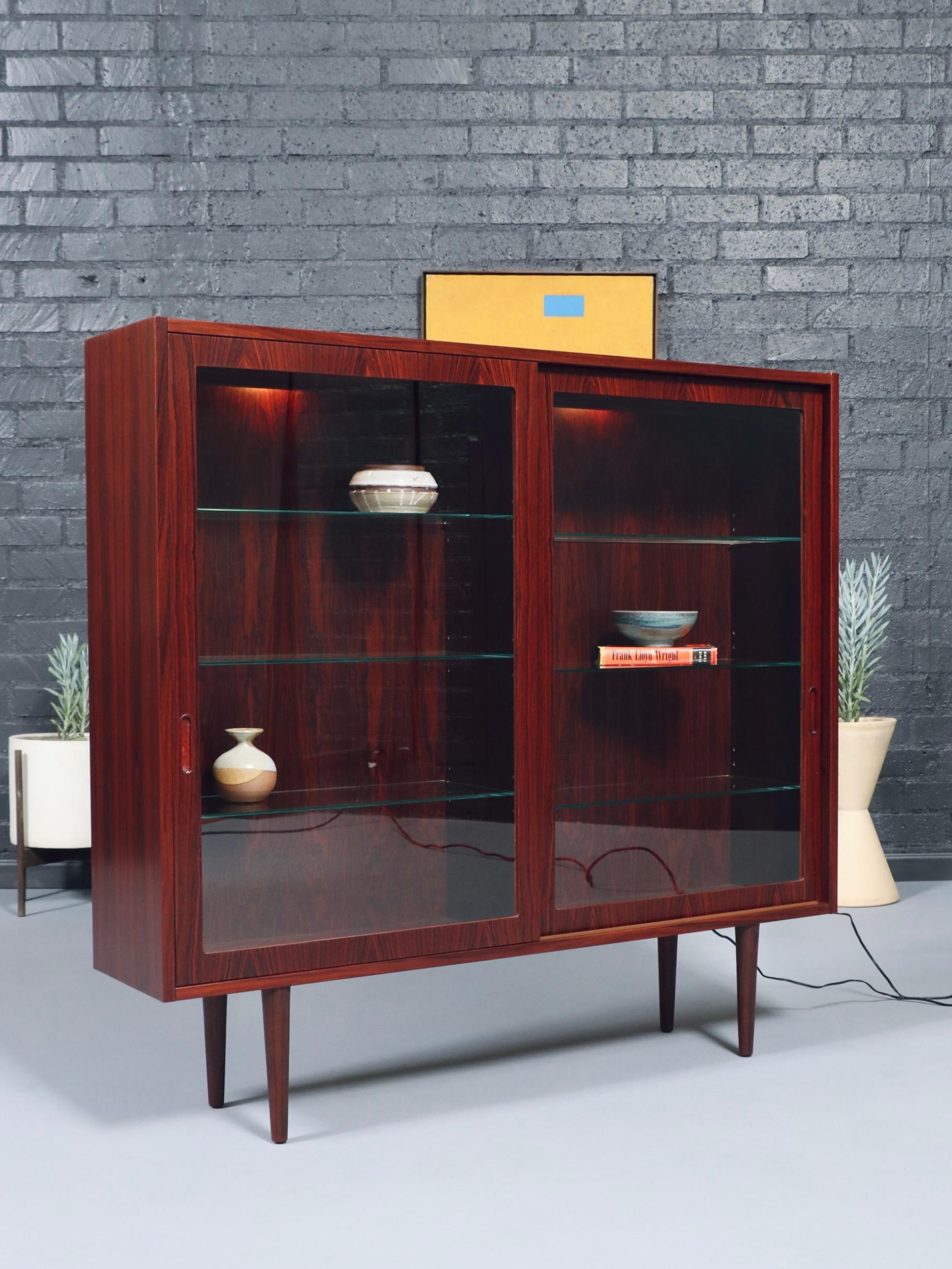 Altro Danish Modern Rosewood Bookcase by Carlo Jensen for Hundevad & Co. in vendita