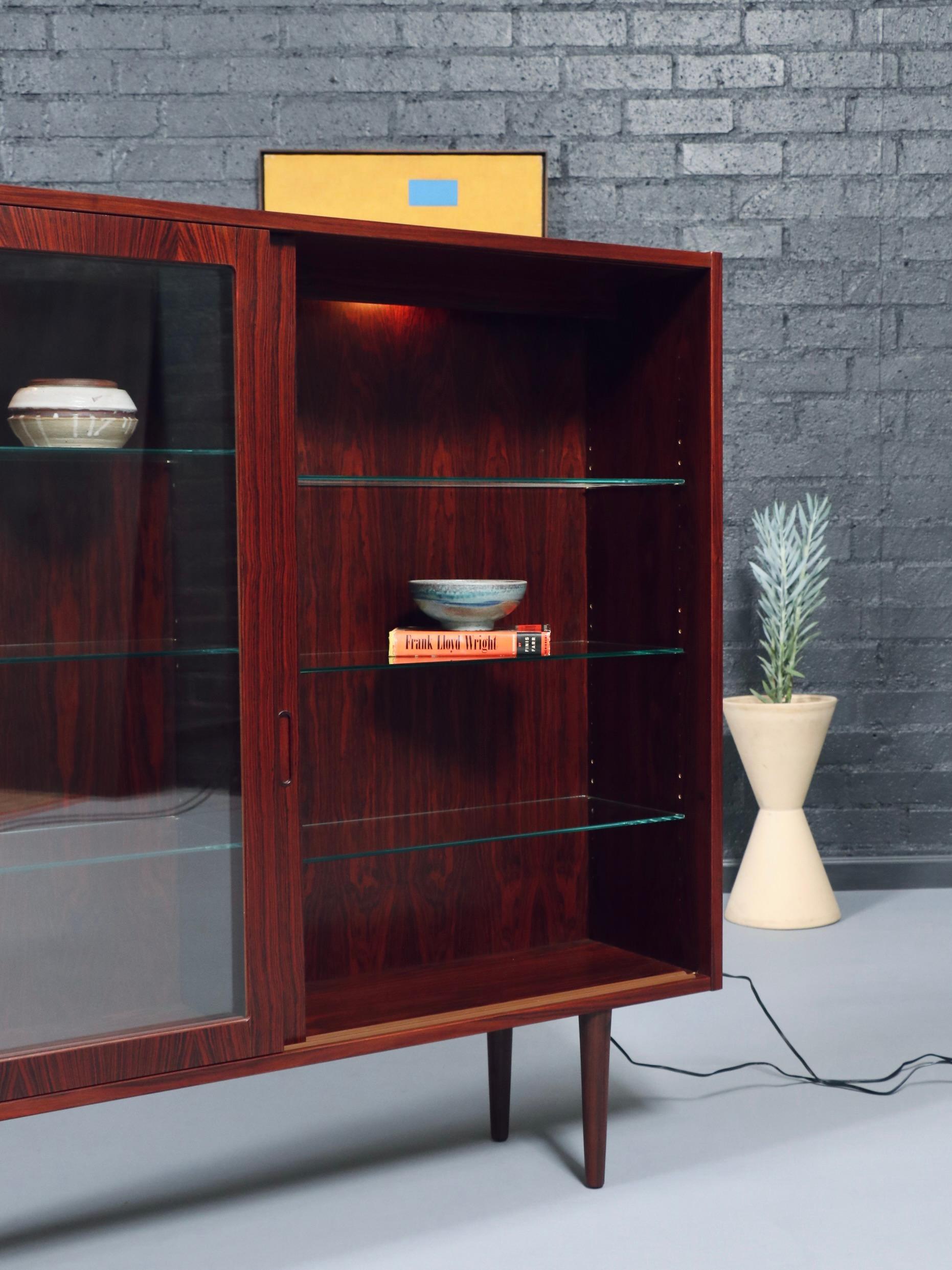 Danese Danish Modern Rosewood Bookcase by Carlo Jensen for Hundevad & Co. in vendita