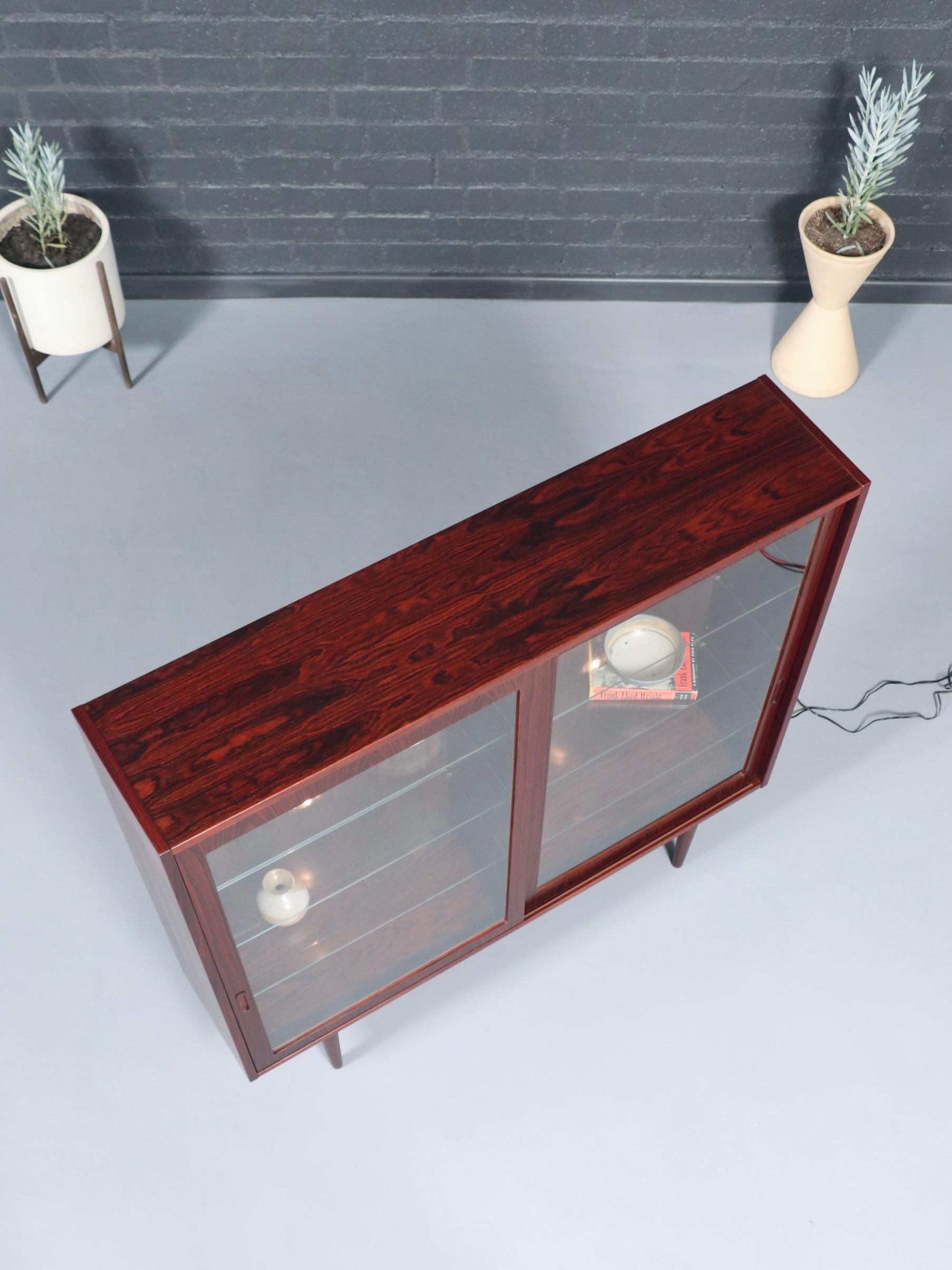 Danish Modern Rosewood Bookcase by Carlo Jensen for Hundevad & Co. In condizioni buone in vendita a Los Angeles, CA