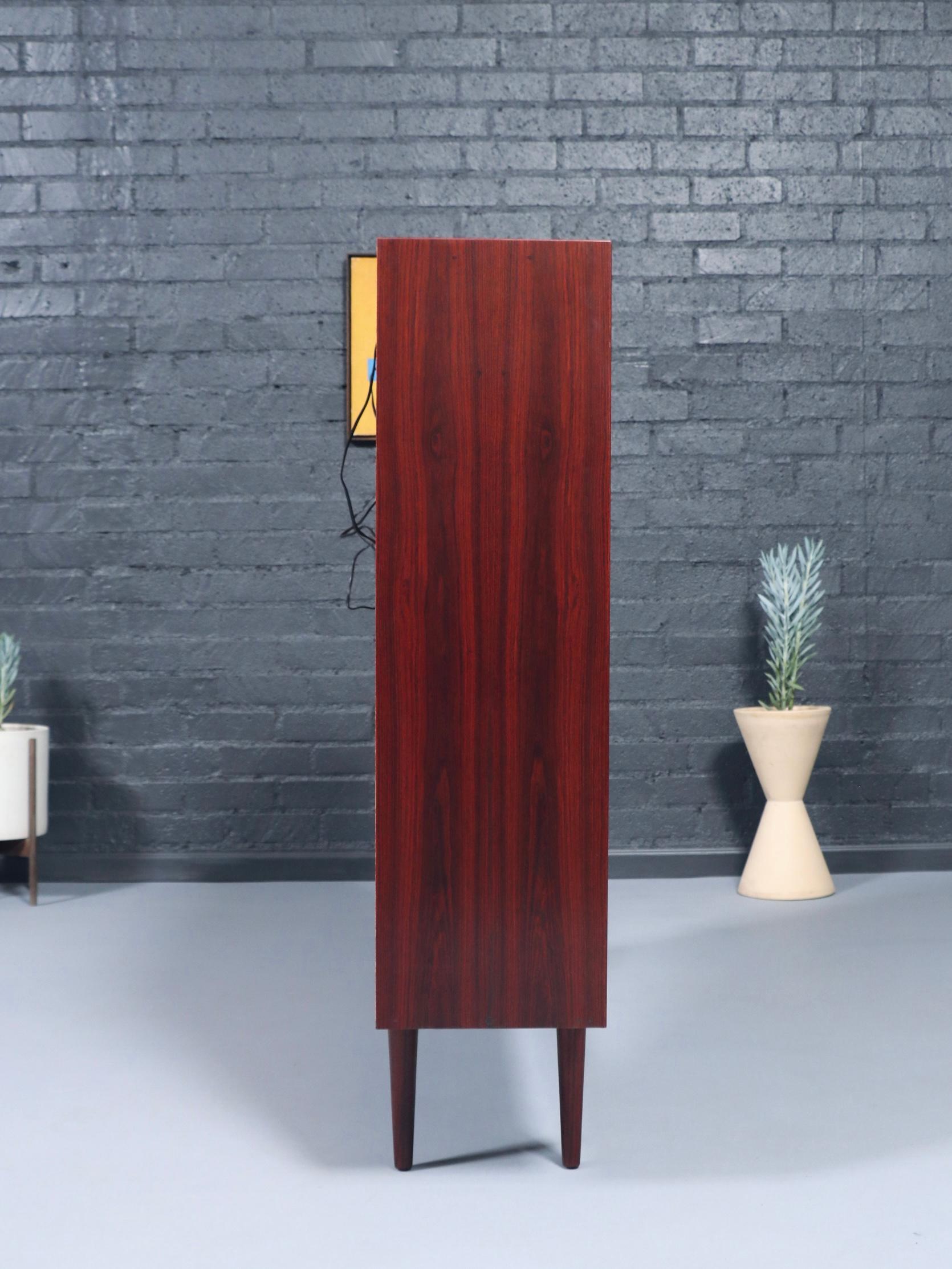 Metà XX secolo Danish Modern Rosewood Bookcase by Carlo Jensen for Hundevad & Co. in vendita