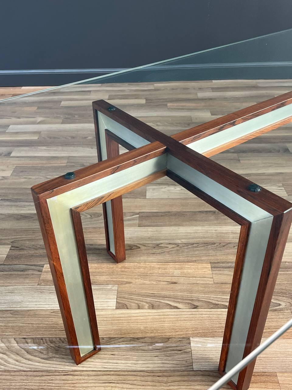 Acier Table basse moderne danoise en bois de rose et acier récemment restaurée par Henning Koch en vente