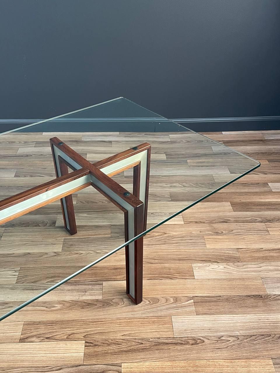 Table basse moderne danoise en bois de rose et acier récemment restaurée par Henning Koch en vente 1