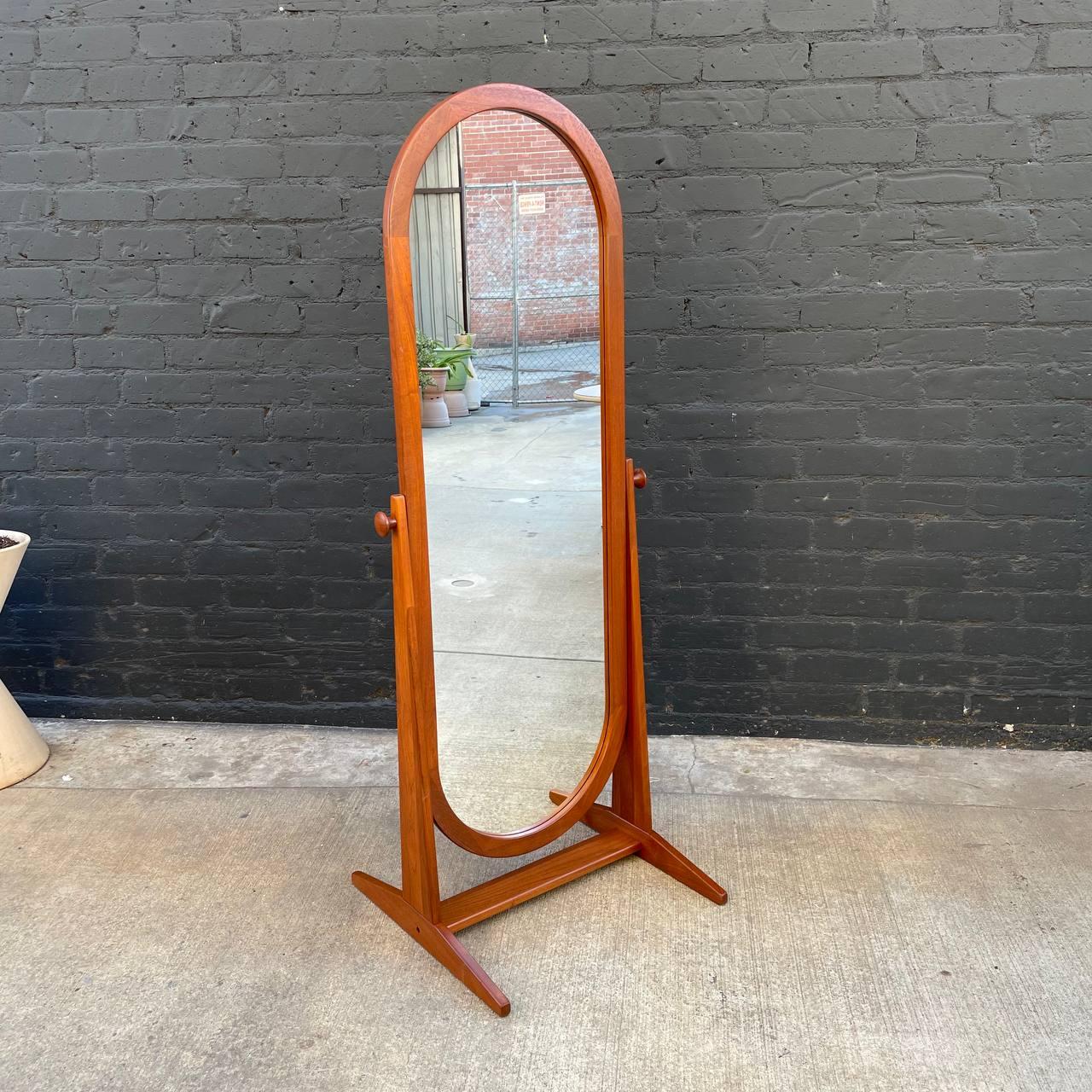 Condition: Expertly Refinished, Original Mirror in Great Condition

With over 15 years of experience, our workshop has followed a careful process of restoration, showcasing our passion and creativity for vintage designs that can seamlessly be
