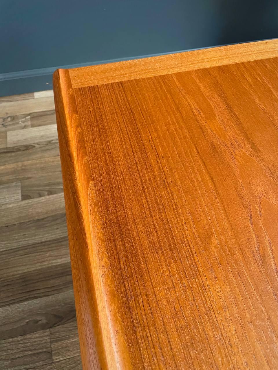 Neu lackiert – moderner dänischer moderner Teakholz-Couchtisch mit Zeitschriftenregal aus Teakholz im Angebot 4