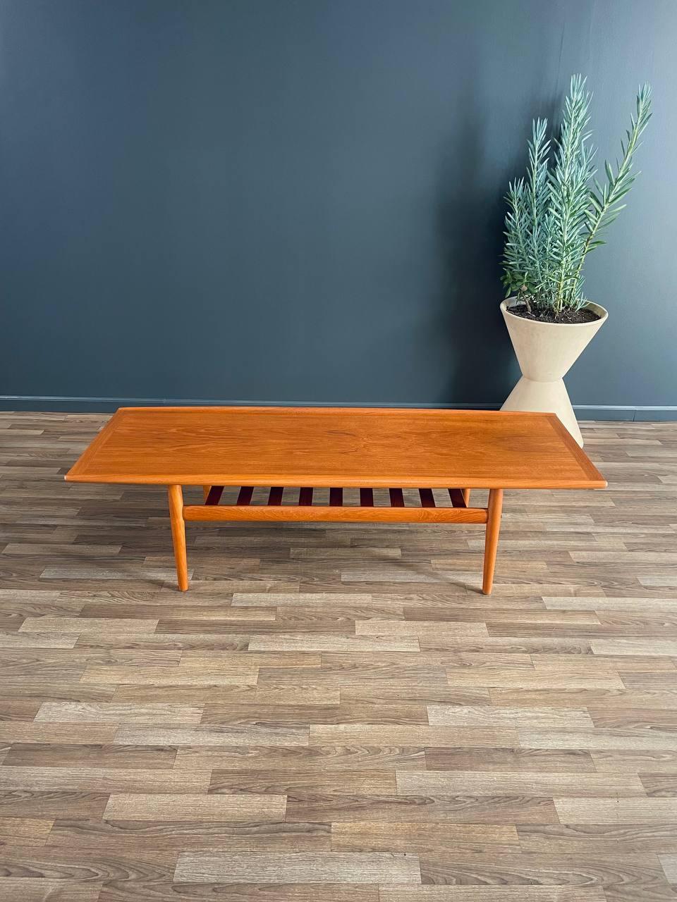 Neu lackiert – moderner dänischer moderner Teakholz-Couchtisch mit Zeitschriftenregal aus Teakholz (Dänisch) im Angebot
