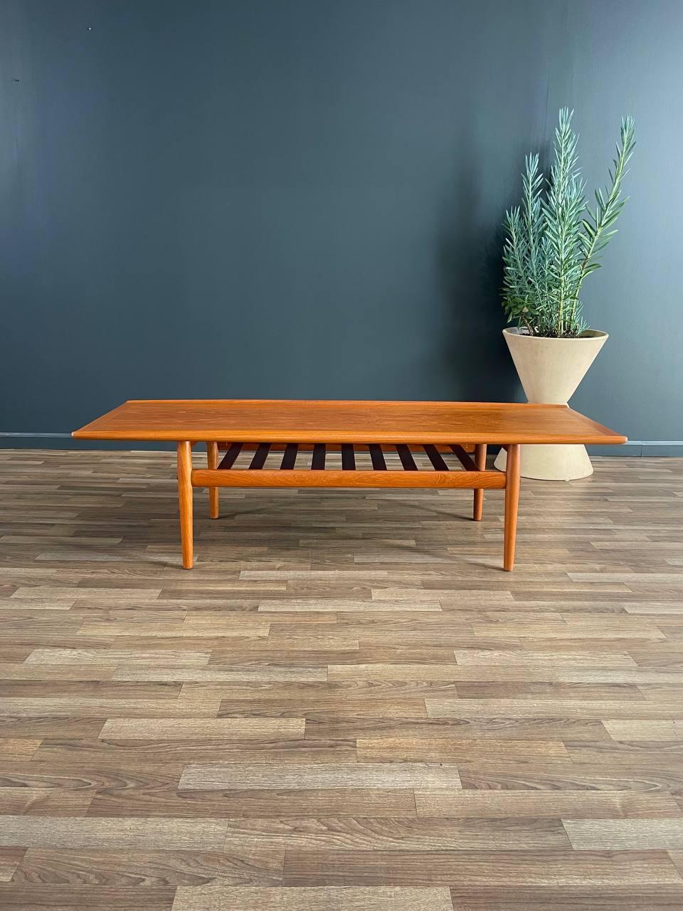 Neu lackiert – moderner dänischer moderner Teakholz-Couchtisch mit Zeitschriftenregal aus Teakholz im Zustand „Hervorragend“ im Angebot in Los Angeles, CA