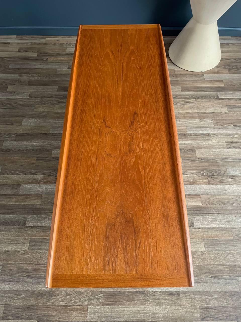 Neu lackiert – moderner dänischer moderner Teakholz-Couchtisch mit Zeitschriftenregal aus Teakholz (Mitte des 20. Jahrhunderts) im Angebot