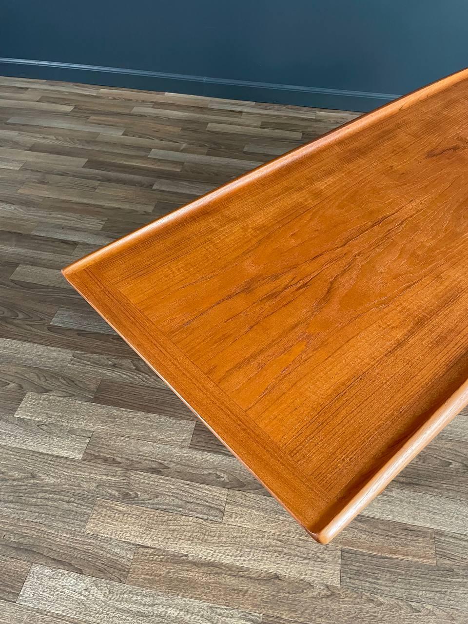 Neu lackiert – moderner dänischer moderner Teakholz-Couchtisch mit Zeitschriftenregal aus Teakholz im Angebot 1