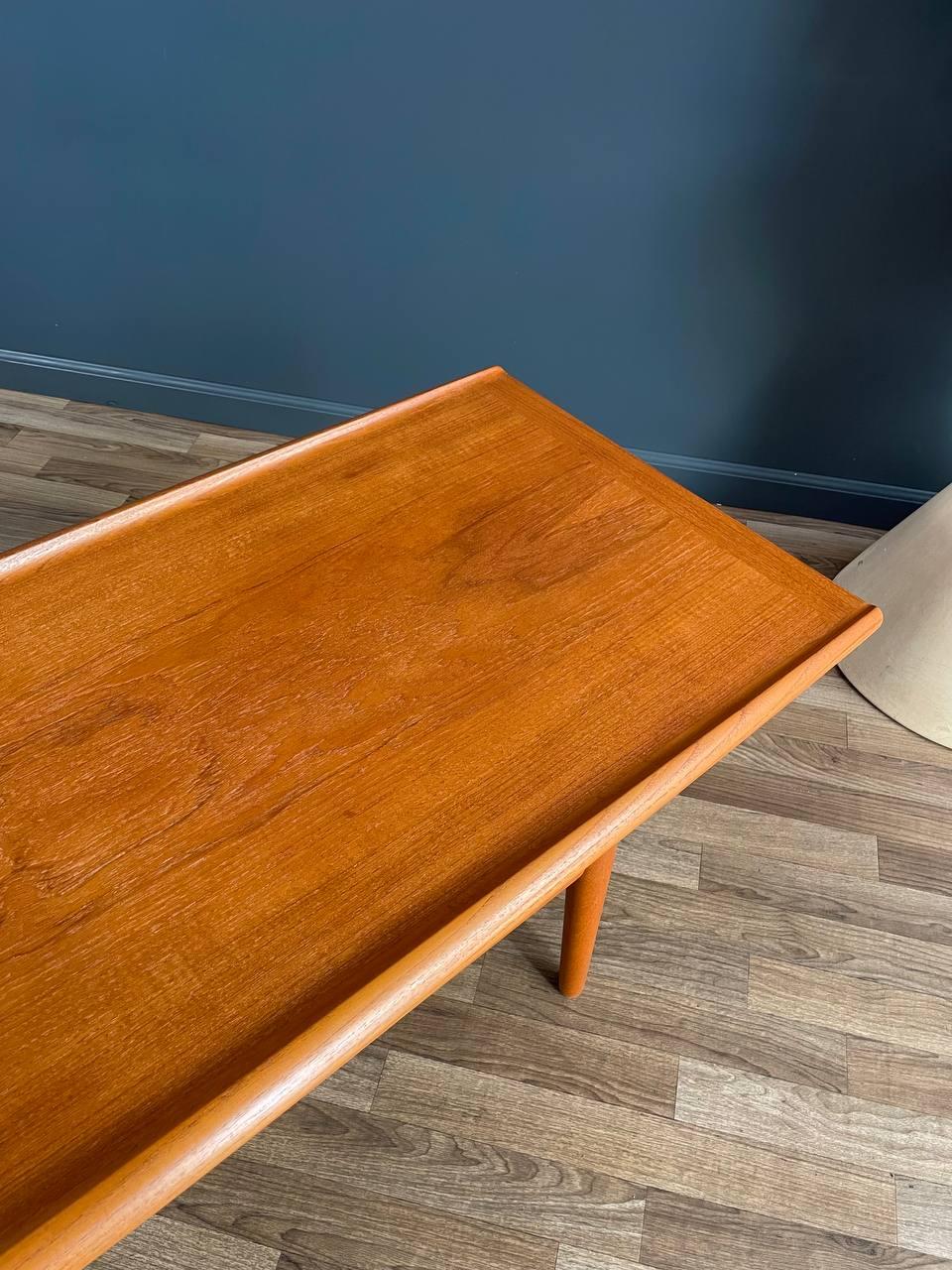 Neu lackiert – moderner dänischer moderner Teakholz-Couchtisch mit Zeitschriftenregal aus Teakholz im Angebot 2