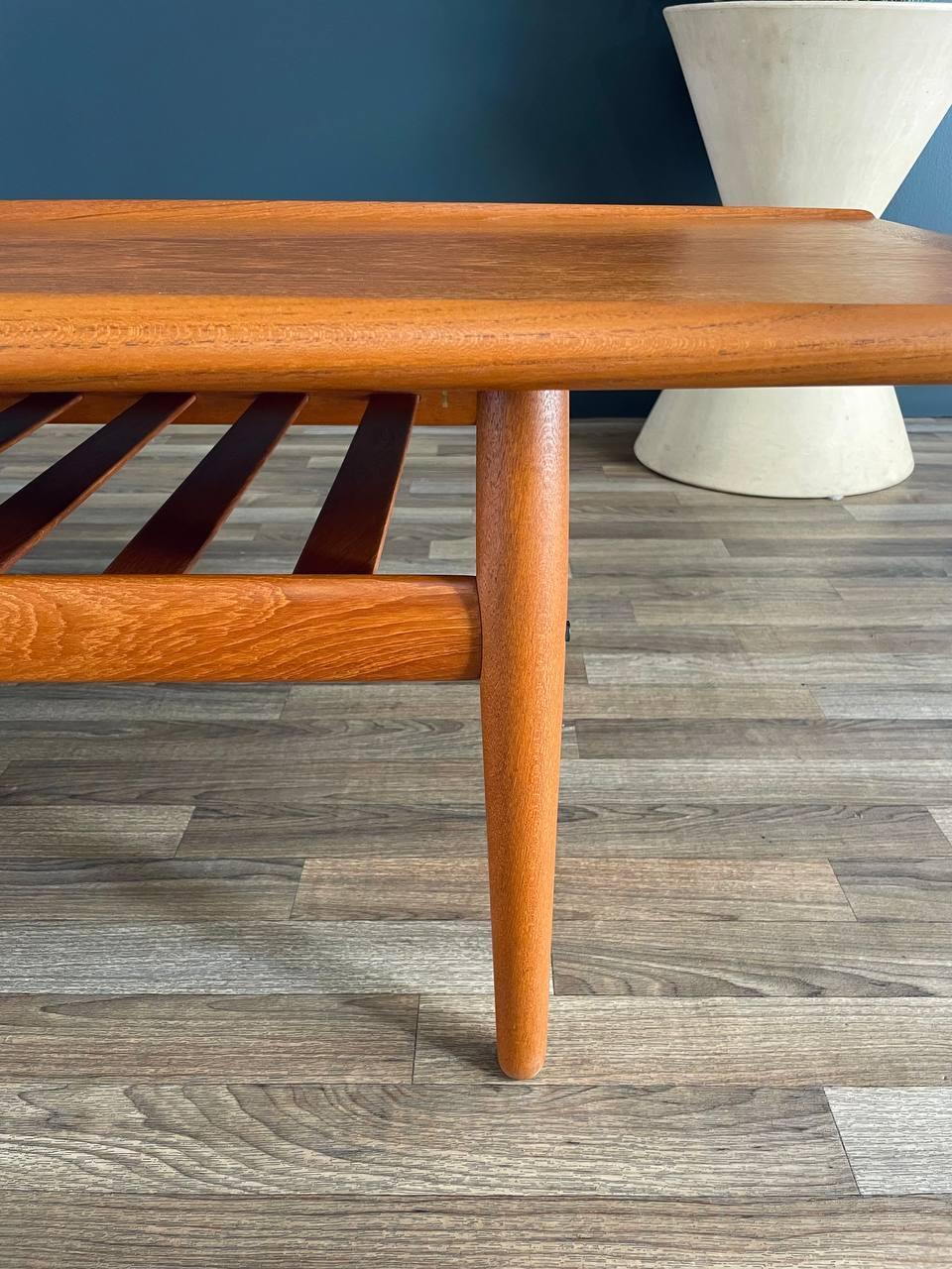 Neu lackiert – moderner dänischer moderner Teakholz-Couchtisch mit Zeitschriftenregal aus Teakholz im Angebot 3