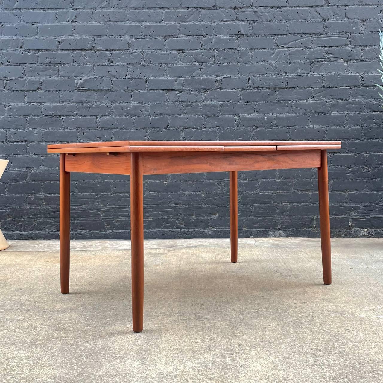 Newly Refinished - Danish Modern Teak Expanding Draw-Leaf Dining Table  In Excellent Condition For Sale In Los Angeles, CA