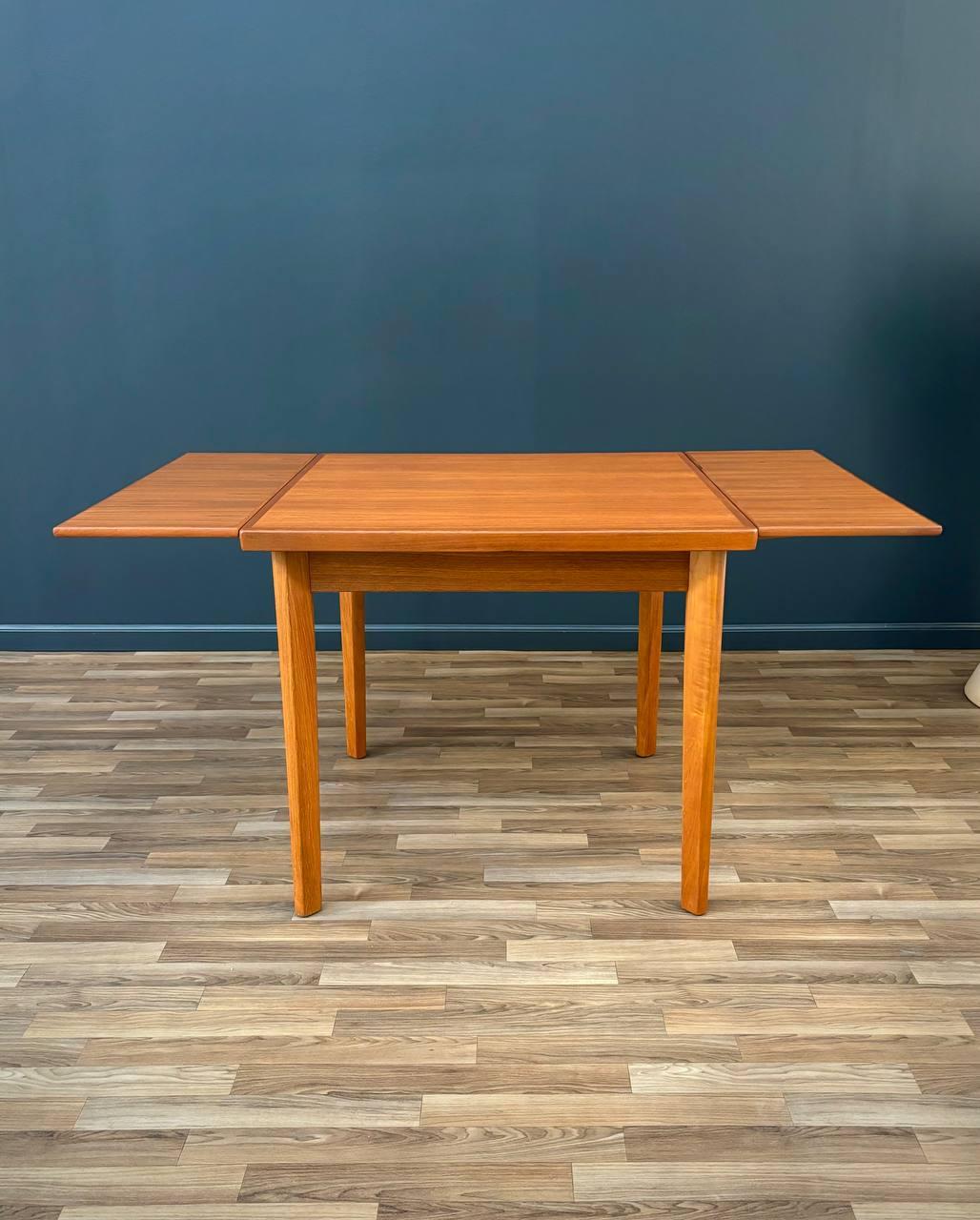 Newly Refinished - Danish Modern Teak Expanding Draw-Leaf Dining Table In Excellent Condition For Sale In Los Angeles, CA