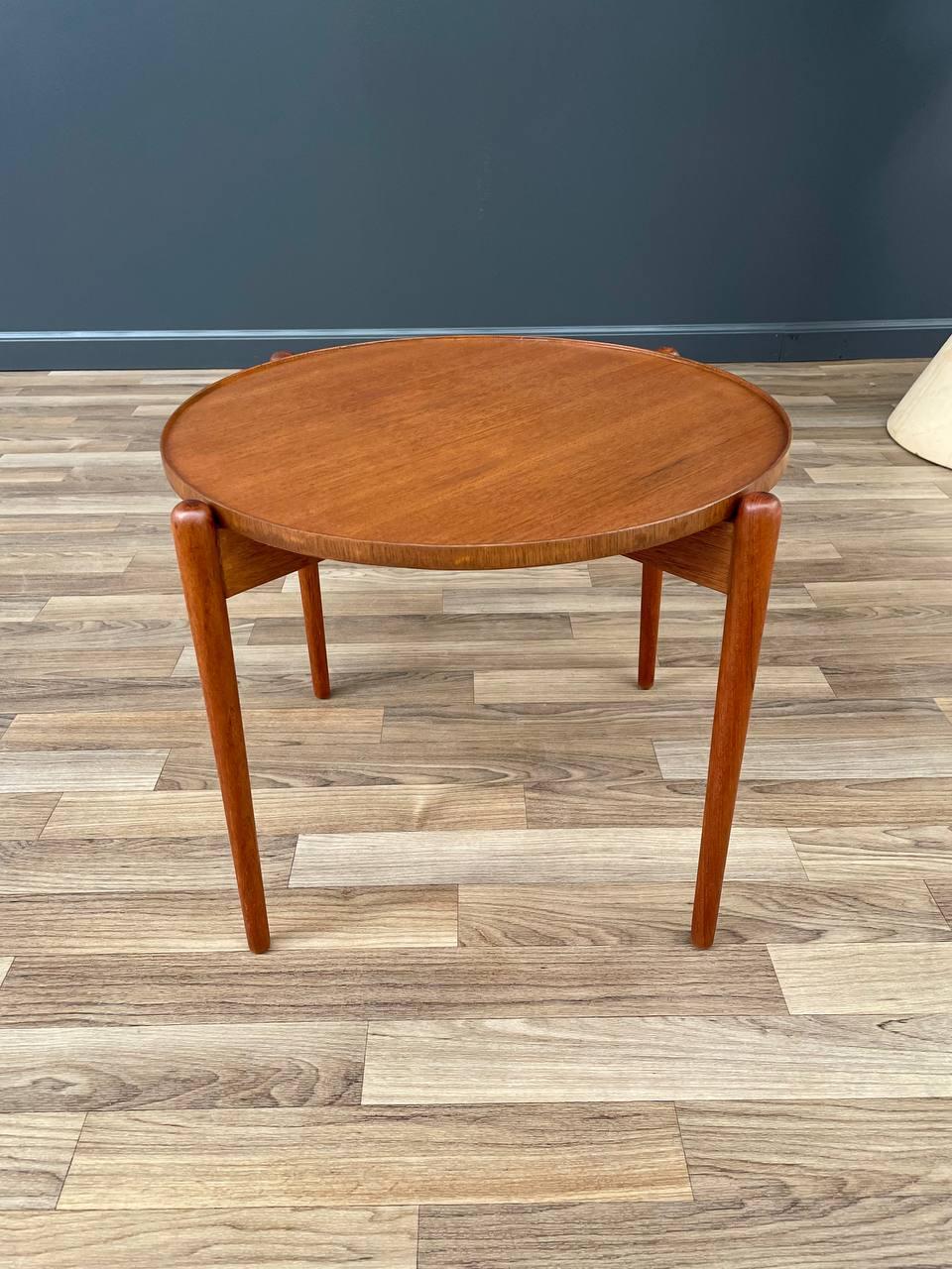 Newly Refinished - Danish Modern Teak Side with Removable Tray Top In Excellent Condition For Sale In Los Angeles, CA